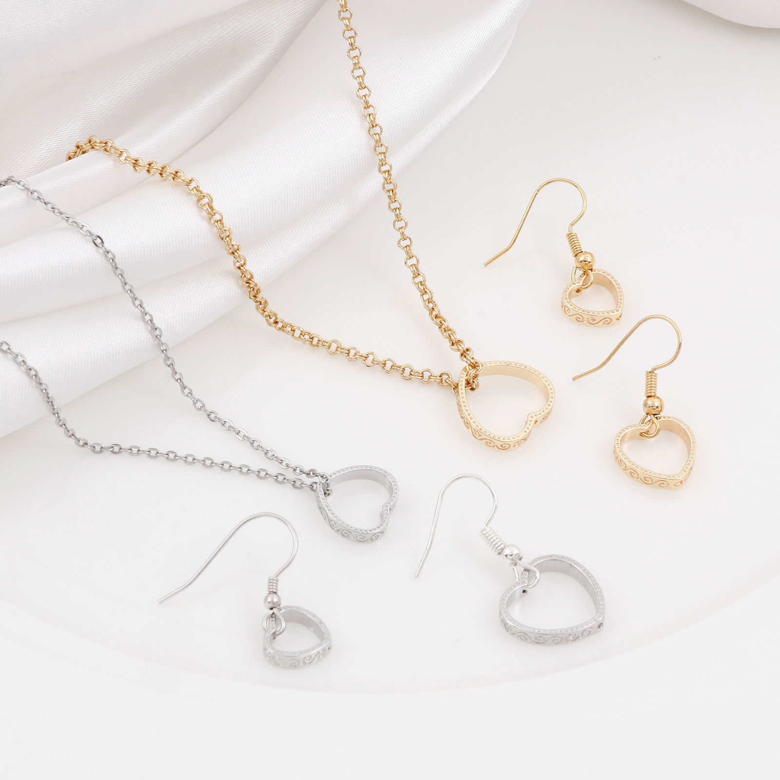 Imagen de Latón Marcos de Cuentas Corazón Filigrana Oro Real Chapado 5 Unidades