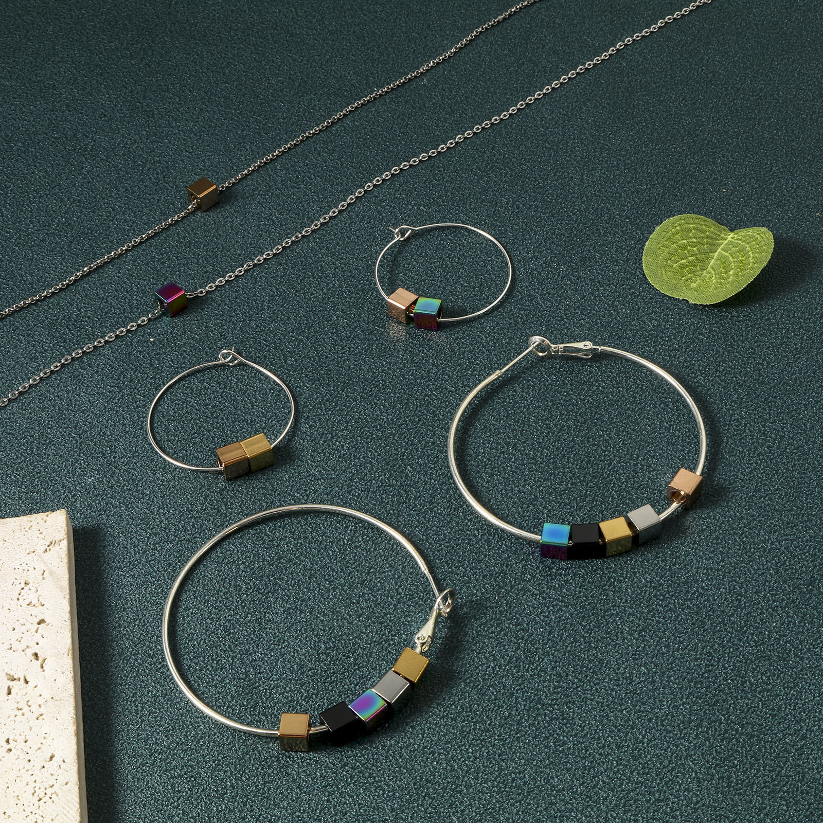 Bild von Umweltfreundliche Vakuumbeschichtung 304 Edelstahl Perlen für die DIY-Schmuckherstellung Würfel Bunt 5mm x 5mm, Loch: ca. 2.8mm, 10 Stück