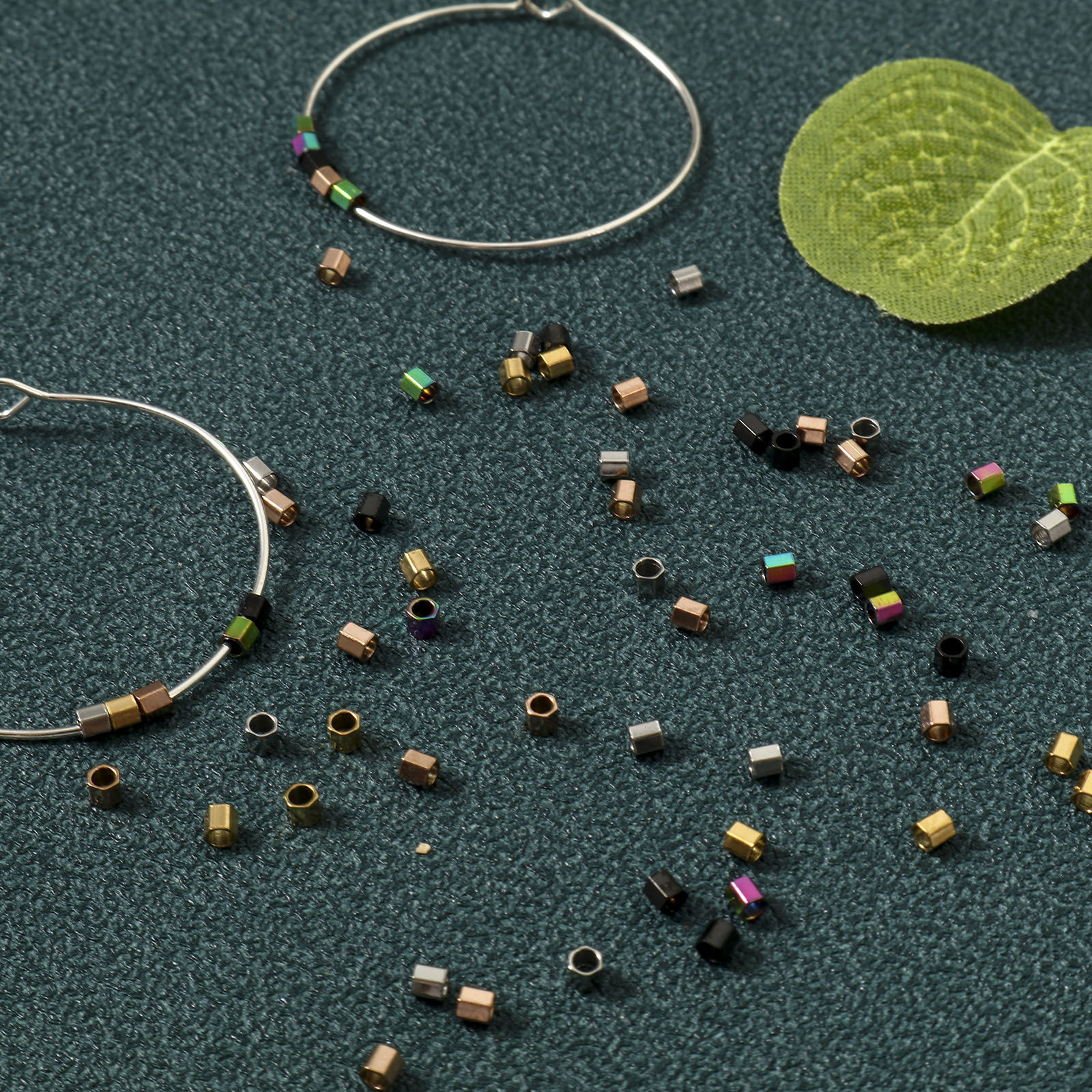 Bild von Umweltfreundliche Vakuumbeschichtung 304 Edelstahl Perlen für die DIY-Schmuckherstellung Sechseckiges Prisma Bunt 2mm x 2mm, Loch: ca. 1.2mm, 10 Stück