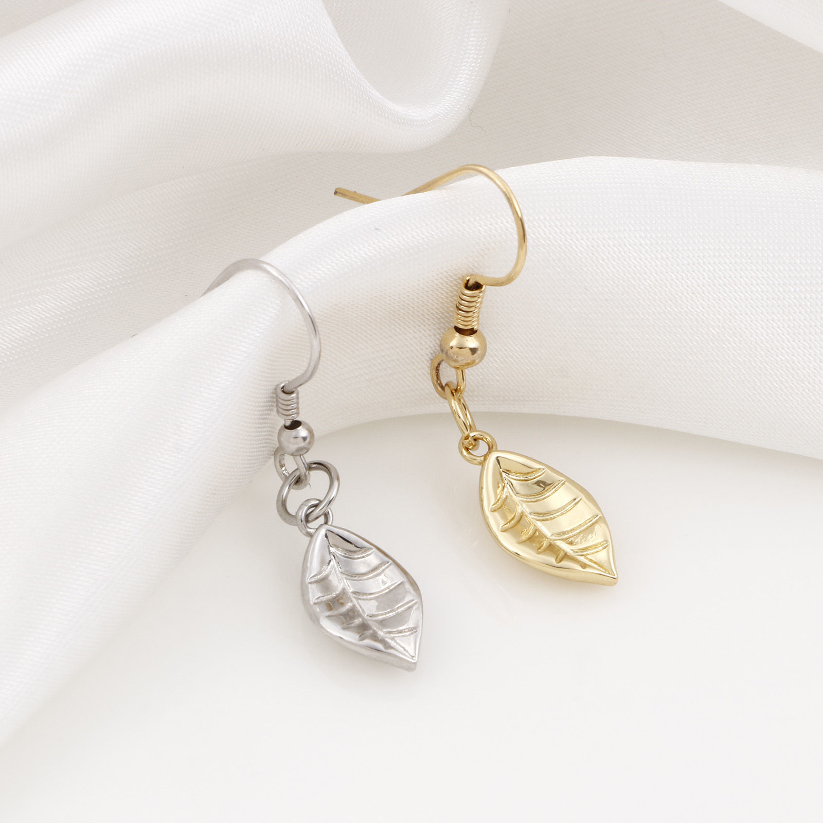 真鍮 チャーム 多色 葉 18mm x 8mm、 2 個 の画像