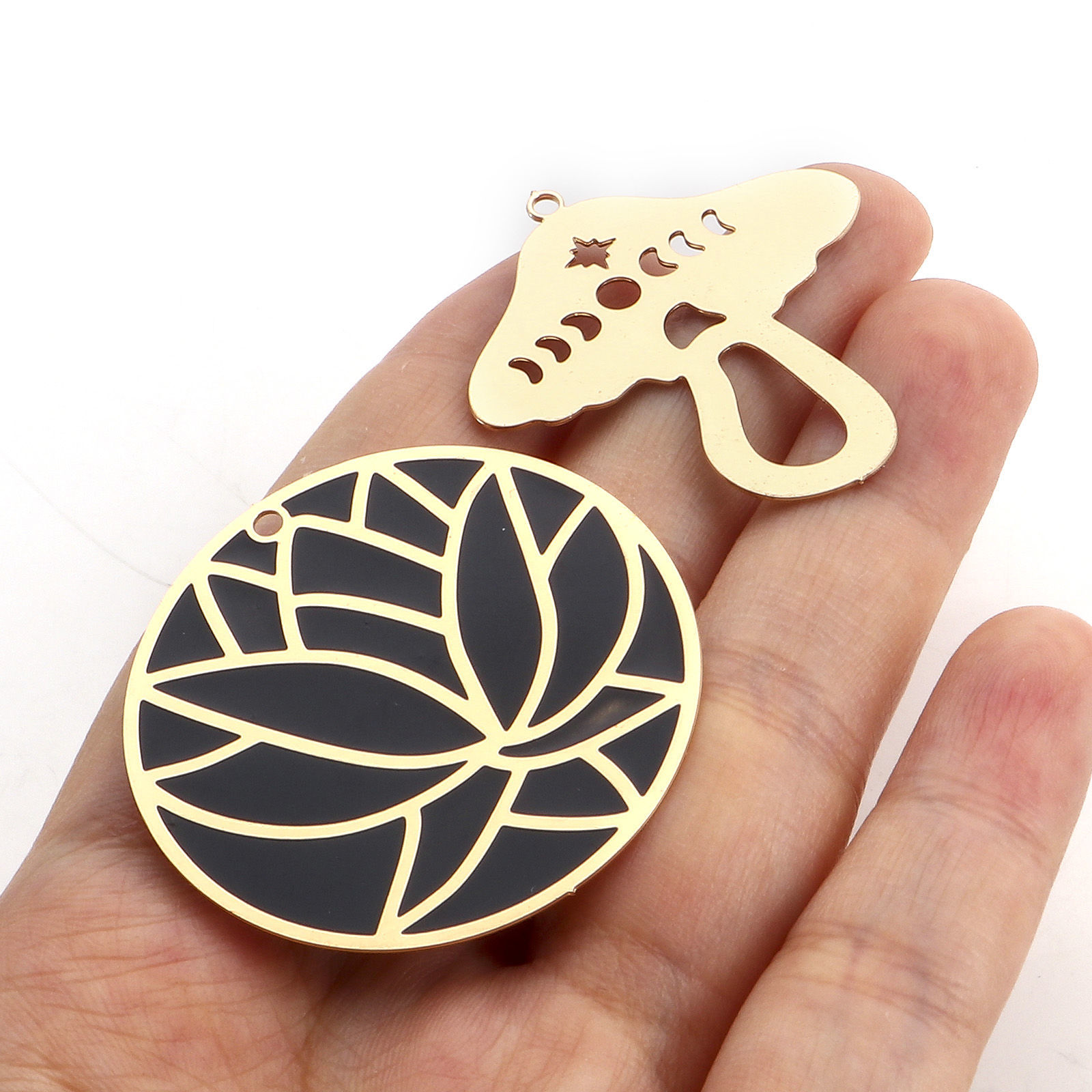 Imagen de Hierro Colgantes Chapado en Oro Negro Esmalte 2 Unidades