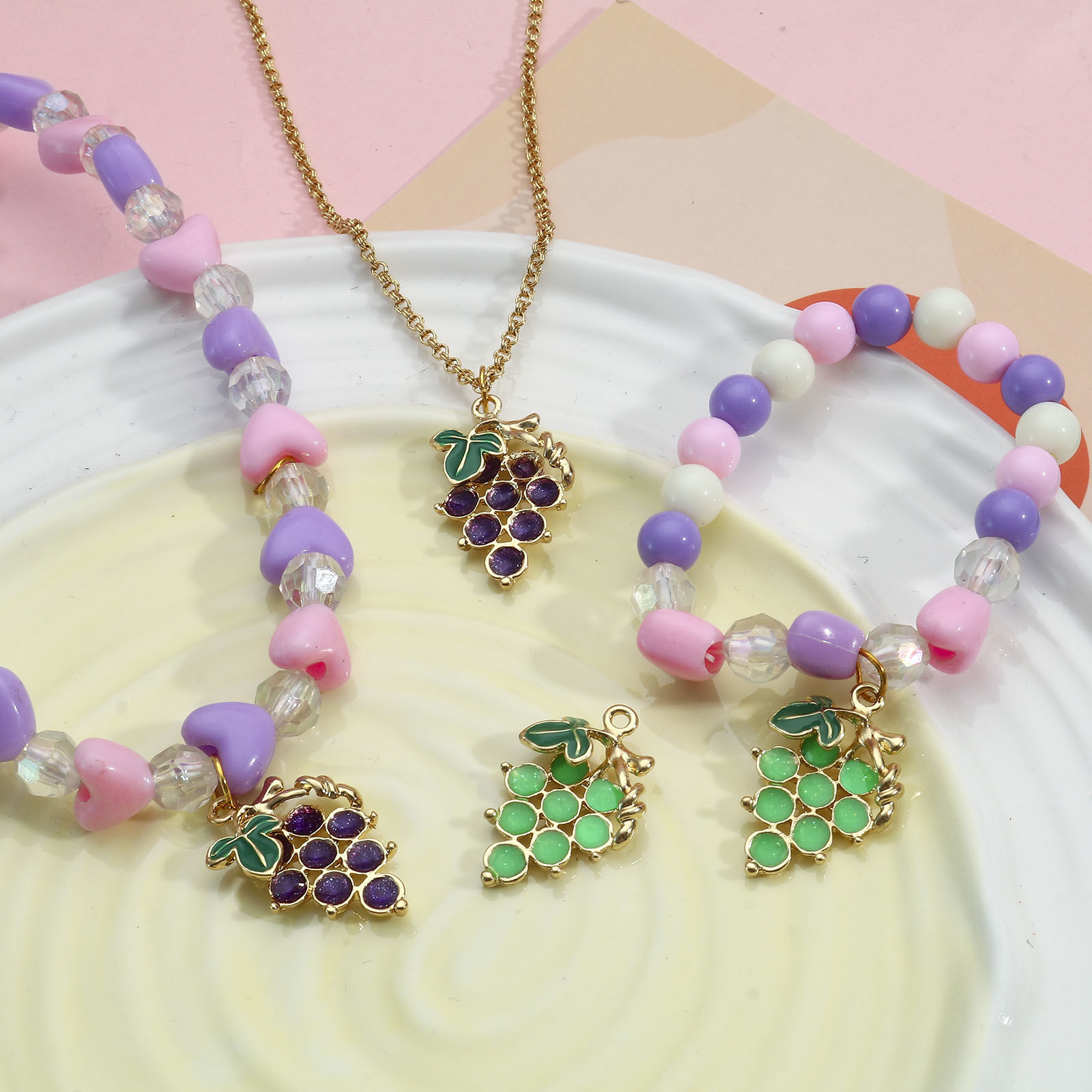 Imagen de Zamak Colgantes Charms Chapado en Oro Multicolor Uva Esmalte 28mm x 18mm, 5 Unidades