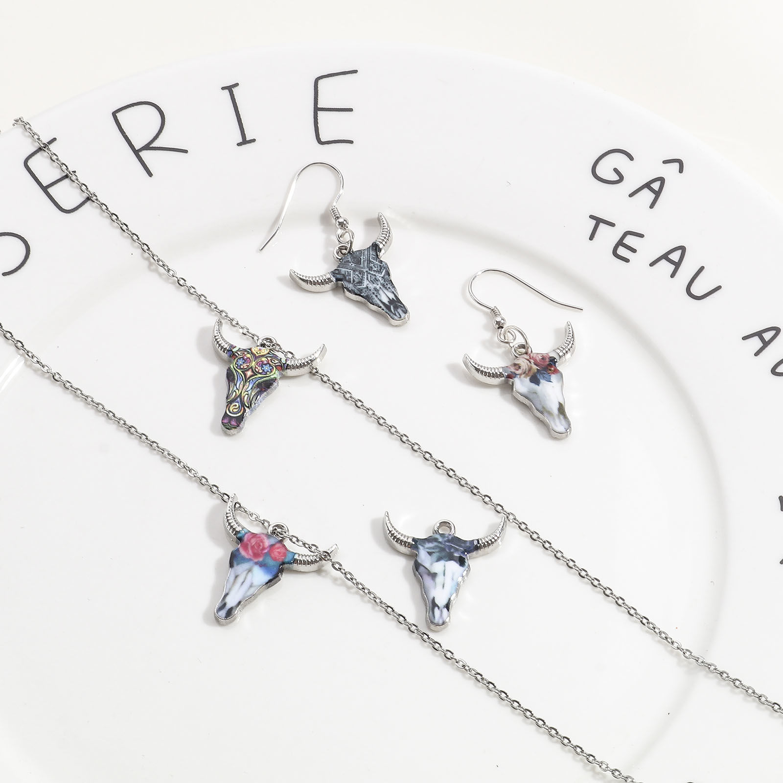 Bild von Zinklegierung Böhmischer Stil Charms Silberfarbe Bunt Stierkopf/Kuhkopf Emaille 22mm x 21mm, 10 Stück