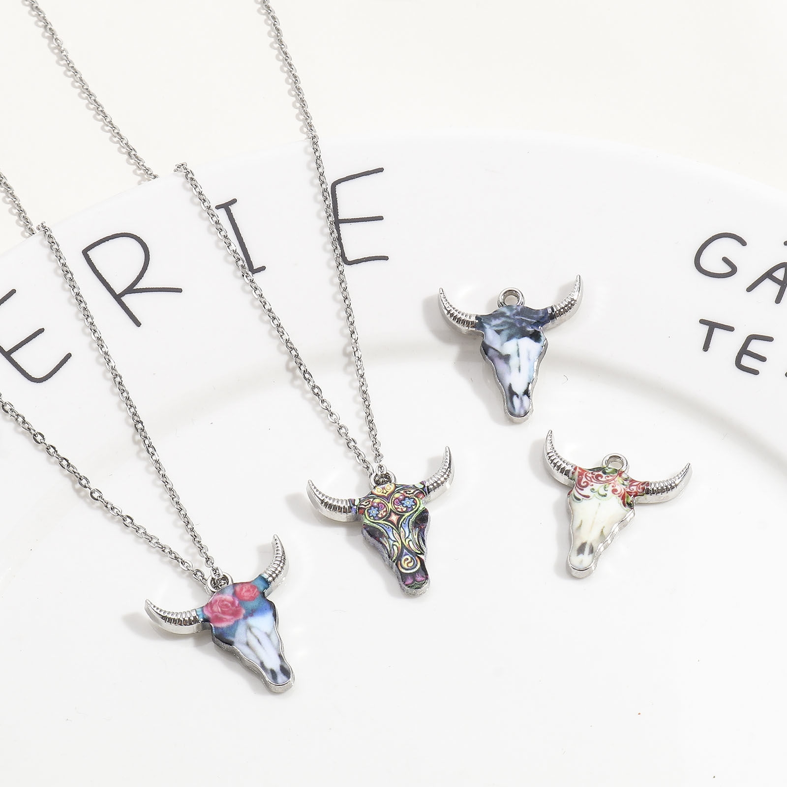 Bild von Zinklegierung Böhmischer Stil Charms Silberfarbe Bunt Stierkopf/Kuhkopf Emaille 22mm x 21mm, 10 Stück