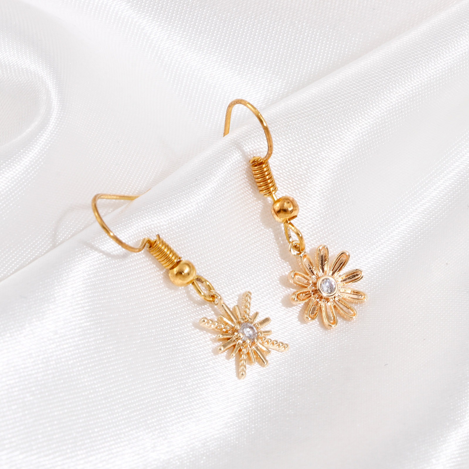 Imagen de Latón Colgantes Charms Flor 18K Oro Real Chapado Estrella Claro Circón Artificial 2 Unidades