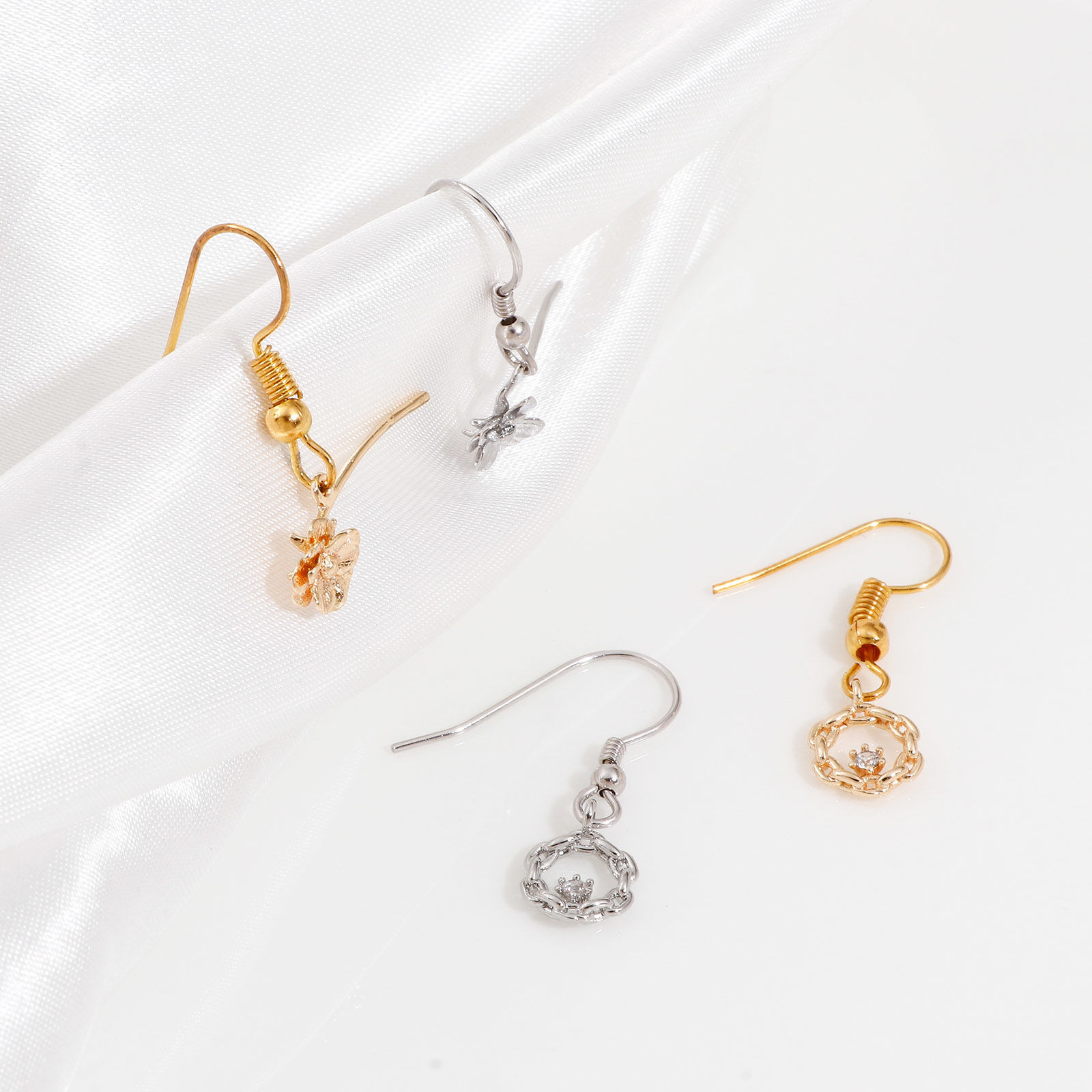Picture of Brass Charms Real Gold Plated Flower Clear Cubic Zirconia