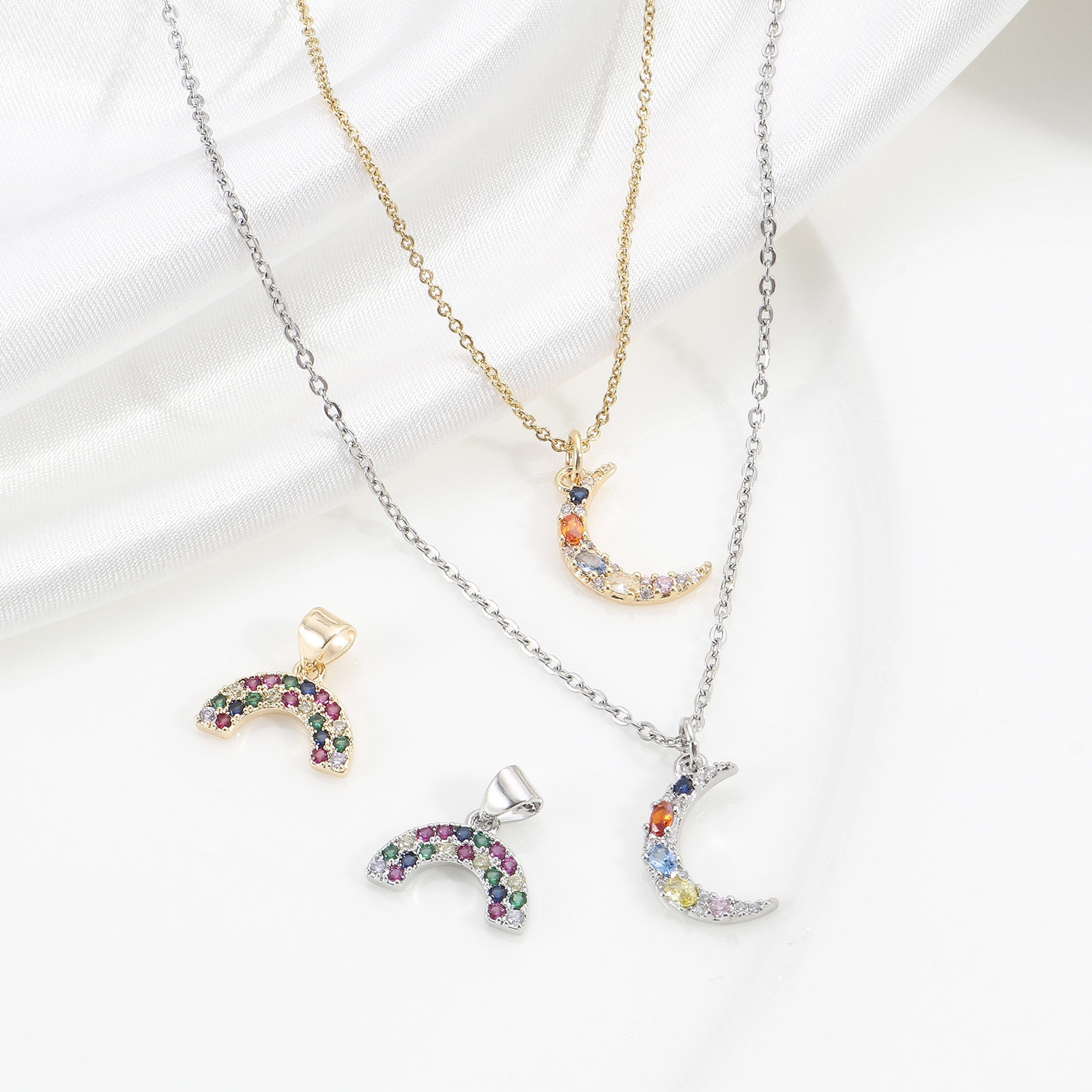 Imagen de Latón Colgantes Charms Luna Media Oro Real Chapado Arco Iris Micro Pave Multicolor Circón Artificial 2 Unidades