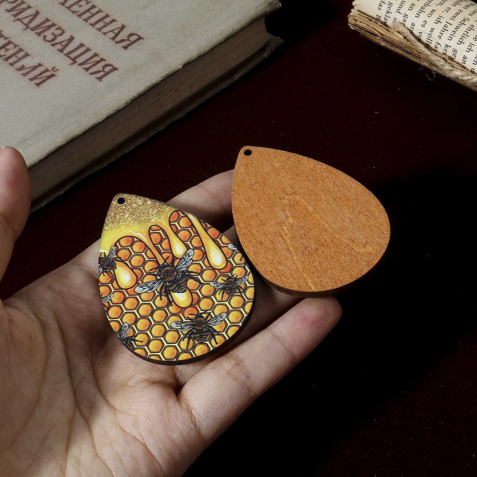 Bild von Natürliches Holz West-Cowboy Anhänger Bunt Tropfen 6cm x 4cm, 10 Stück