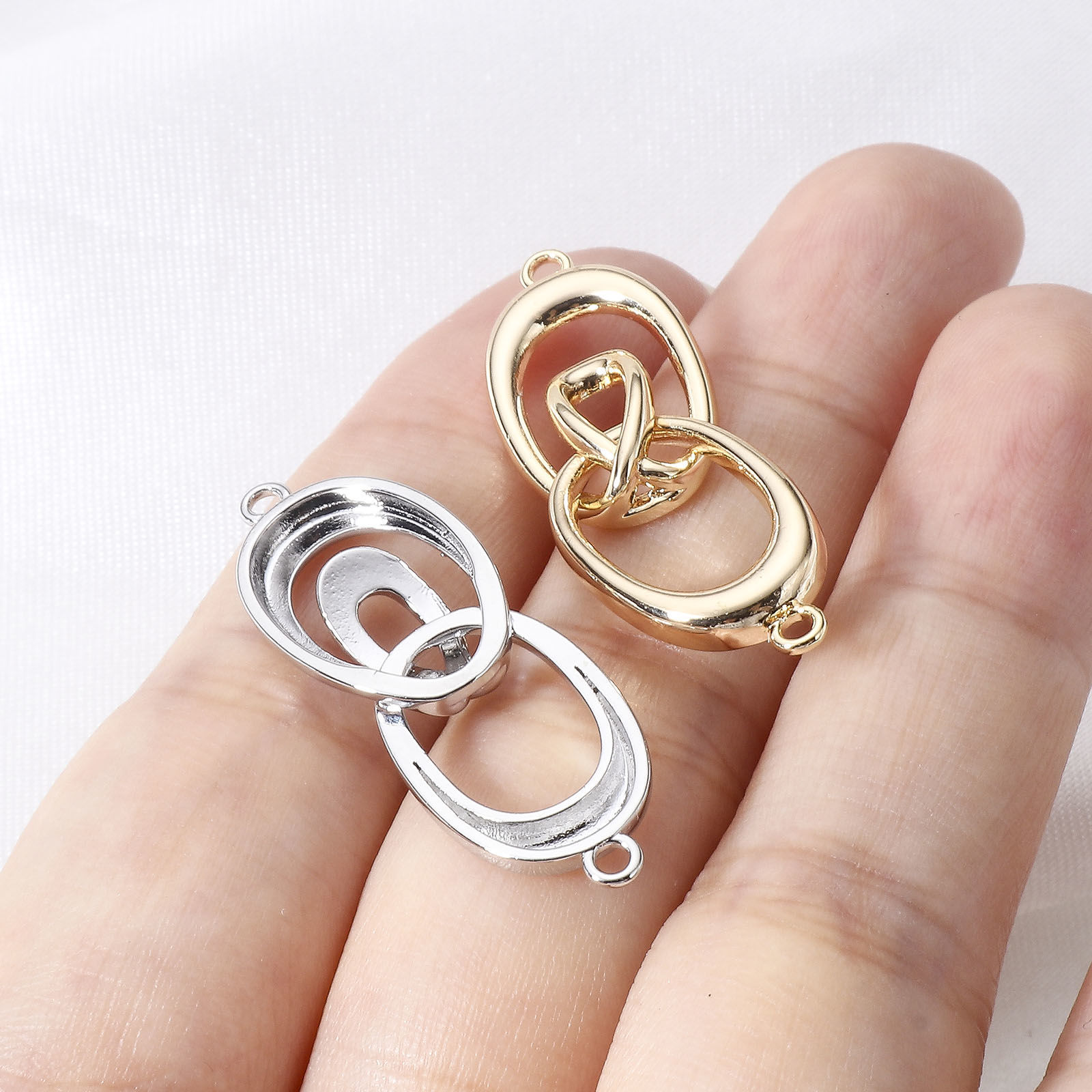 Imagen de Latón Conectores Dijes Colgantes Nudo de cuerda Oro Real Chapado Hueco 3.5cm x 1.2cm, 2 Unidades