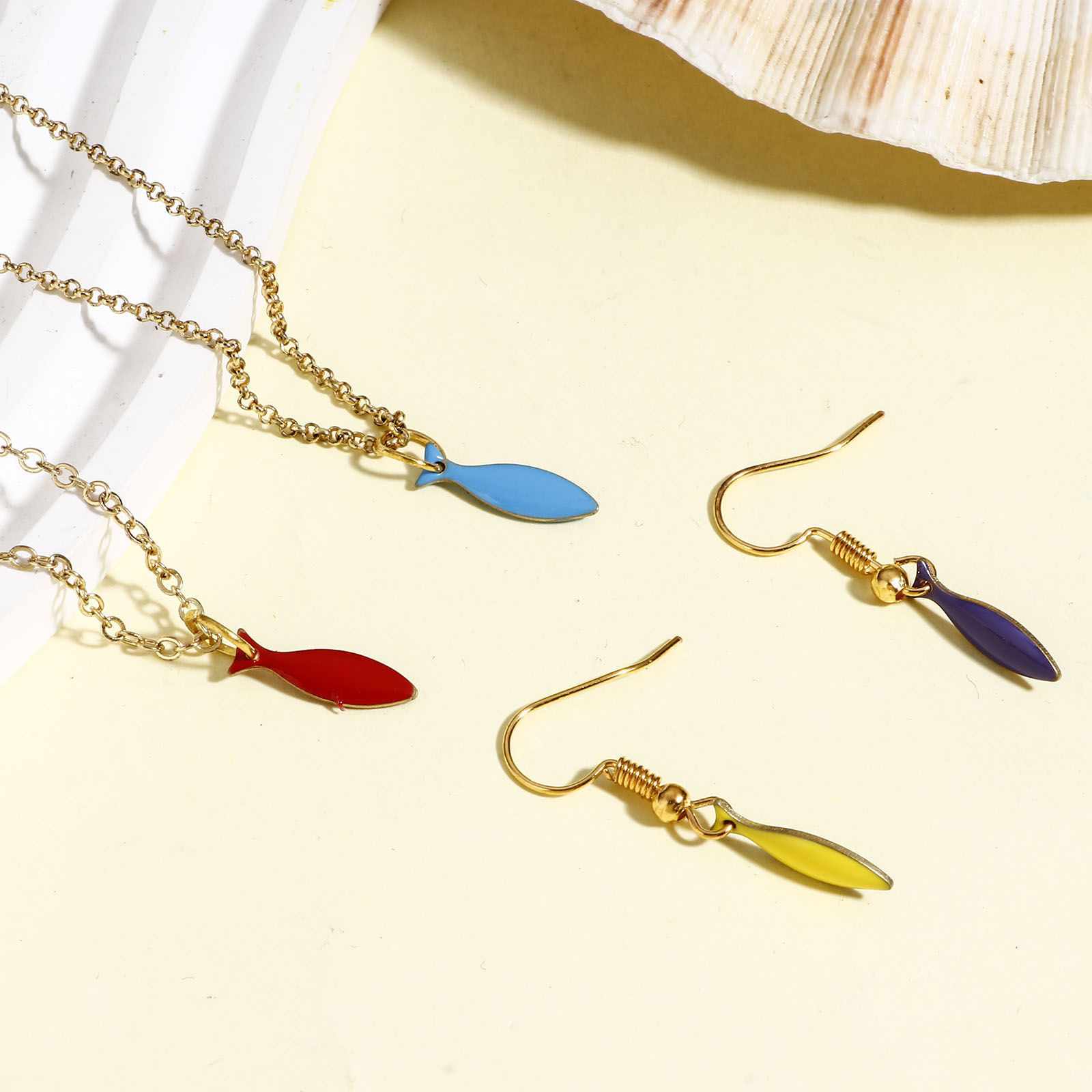 Bild von Messing Emaillierte Pailletten Charms Messingfarbe Bunt Fisch Emaille 15mm x 4mm, 10 Stück