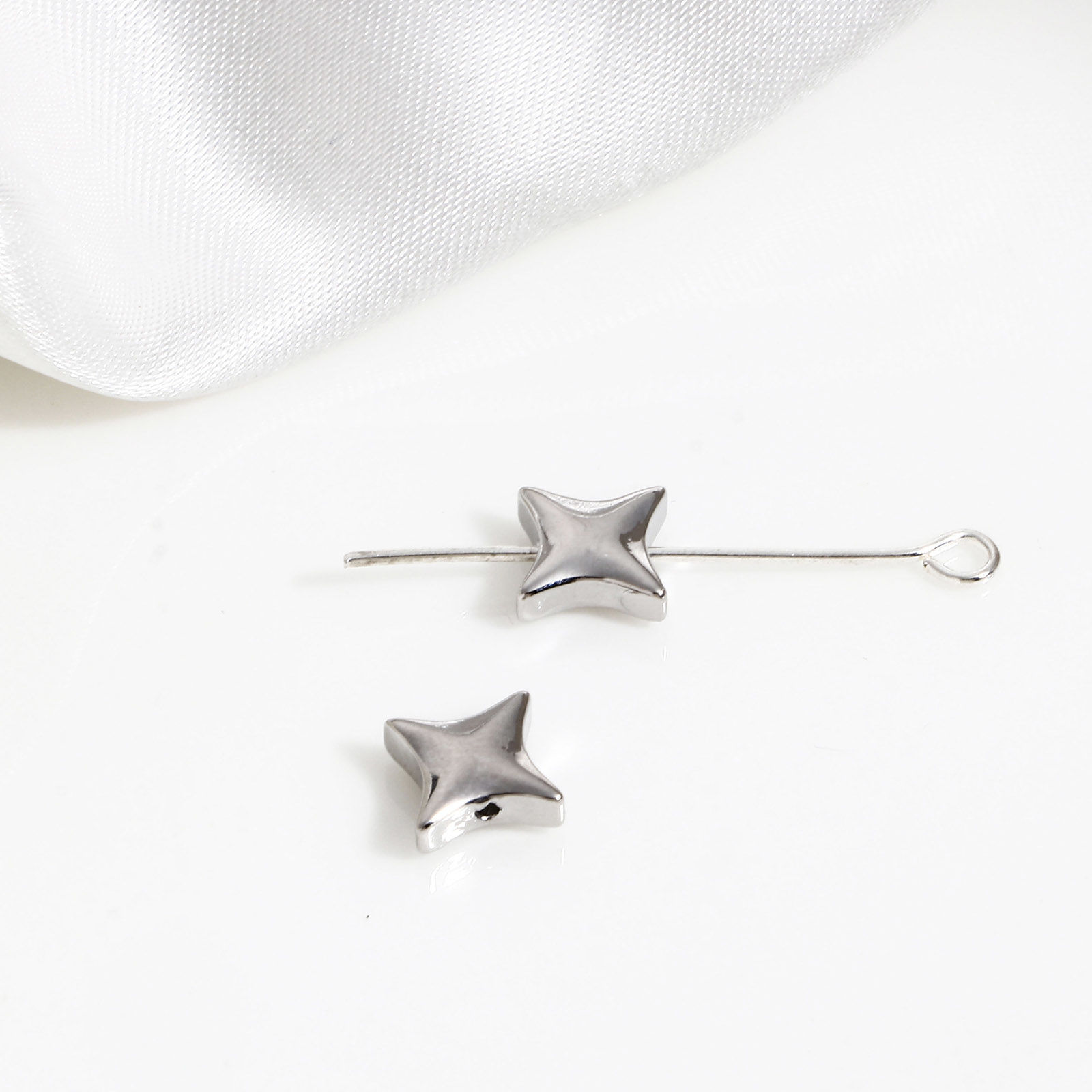 Imagen de Latón Sencillo Cuentas para la Fabricación de Joyas con Dijes de Bricolaje Multicolor Estrella de cuatro puntos 5 Unidades