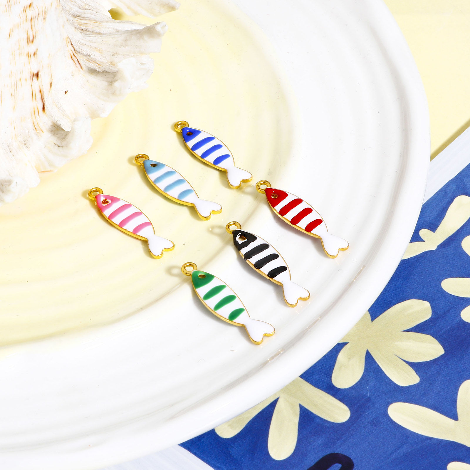 Bild von Zinklegierung Emaillierte Pailletten Charms Vergoldet Bunt Fisch Emaille 26mm x 7mm, 5 Stück