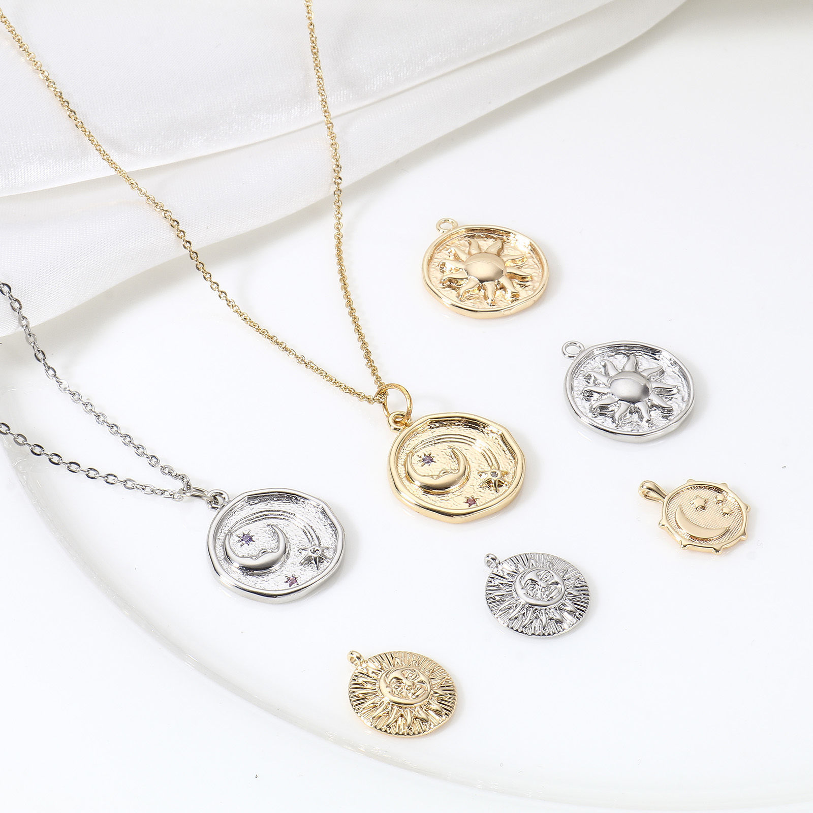 Immagine di 2 Pz Ottone Galassia Charms Vero Oro Placcato