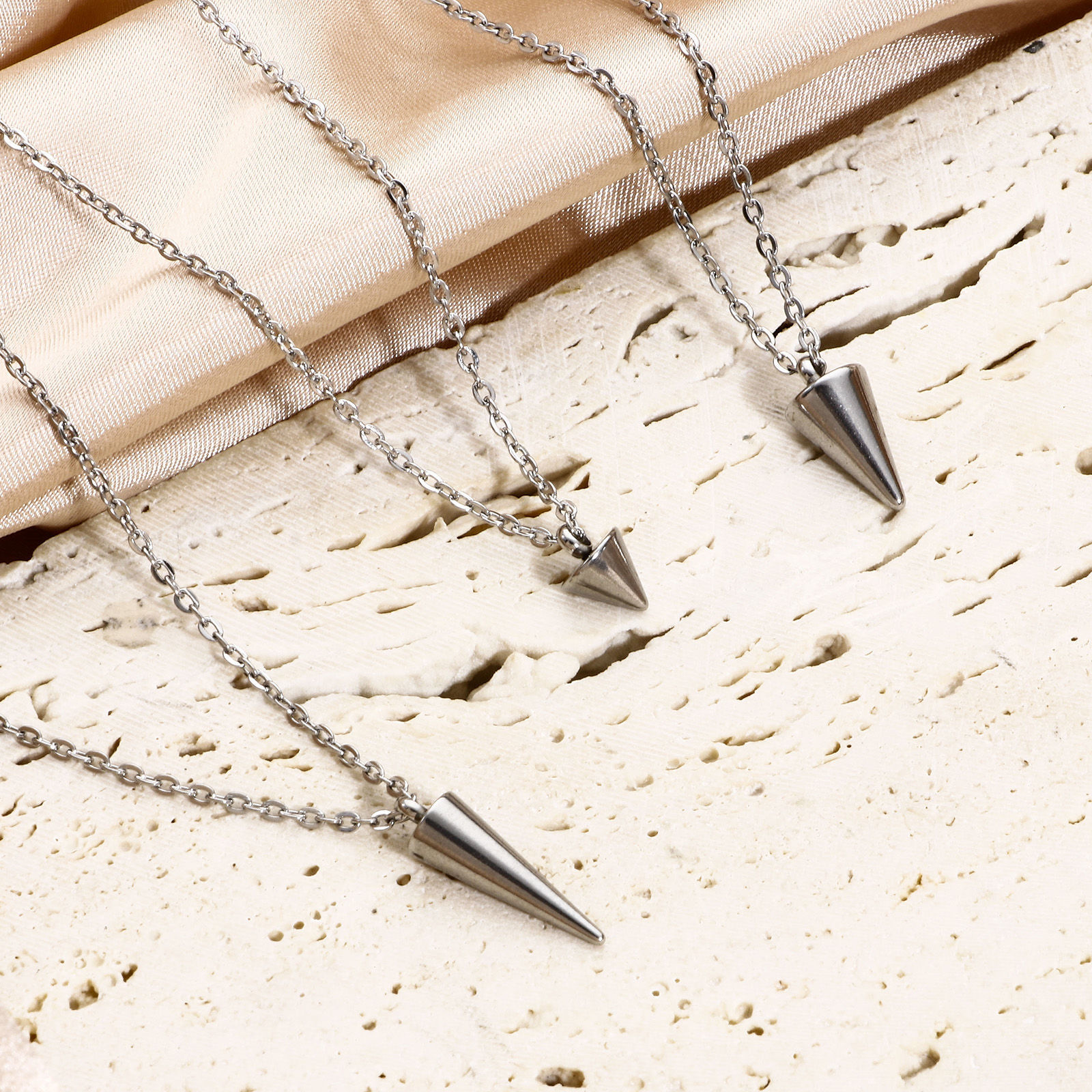 Bild von 10 Stück 304 Edelstahl Charms Kegel Silberfarbe