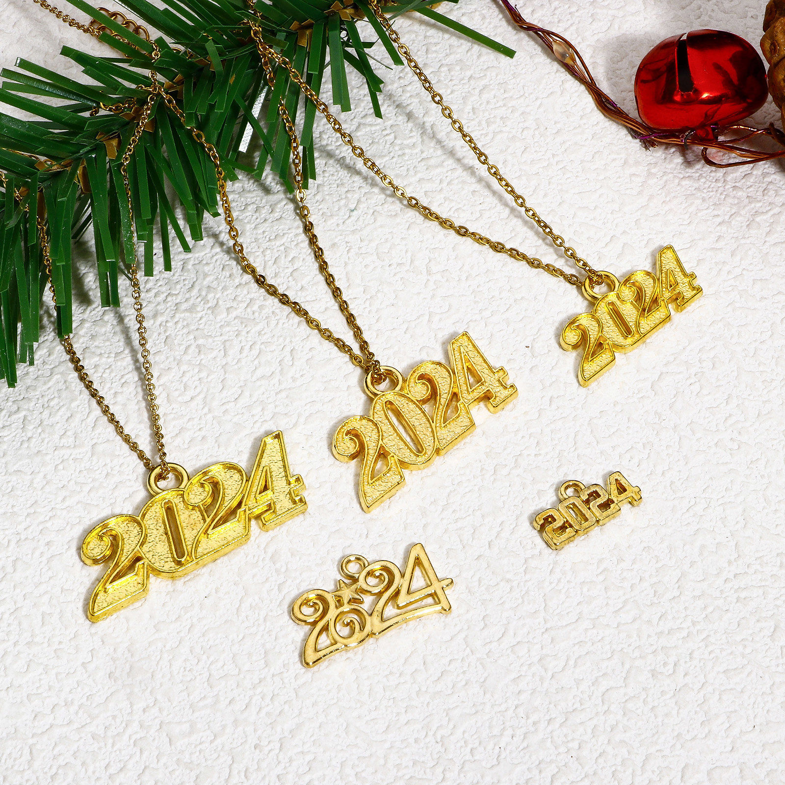 Imagen de 20 Unidades Zamak Año Colgantes Multicolor Mensaje " 2024 "