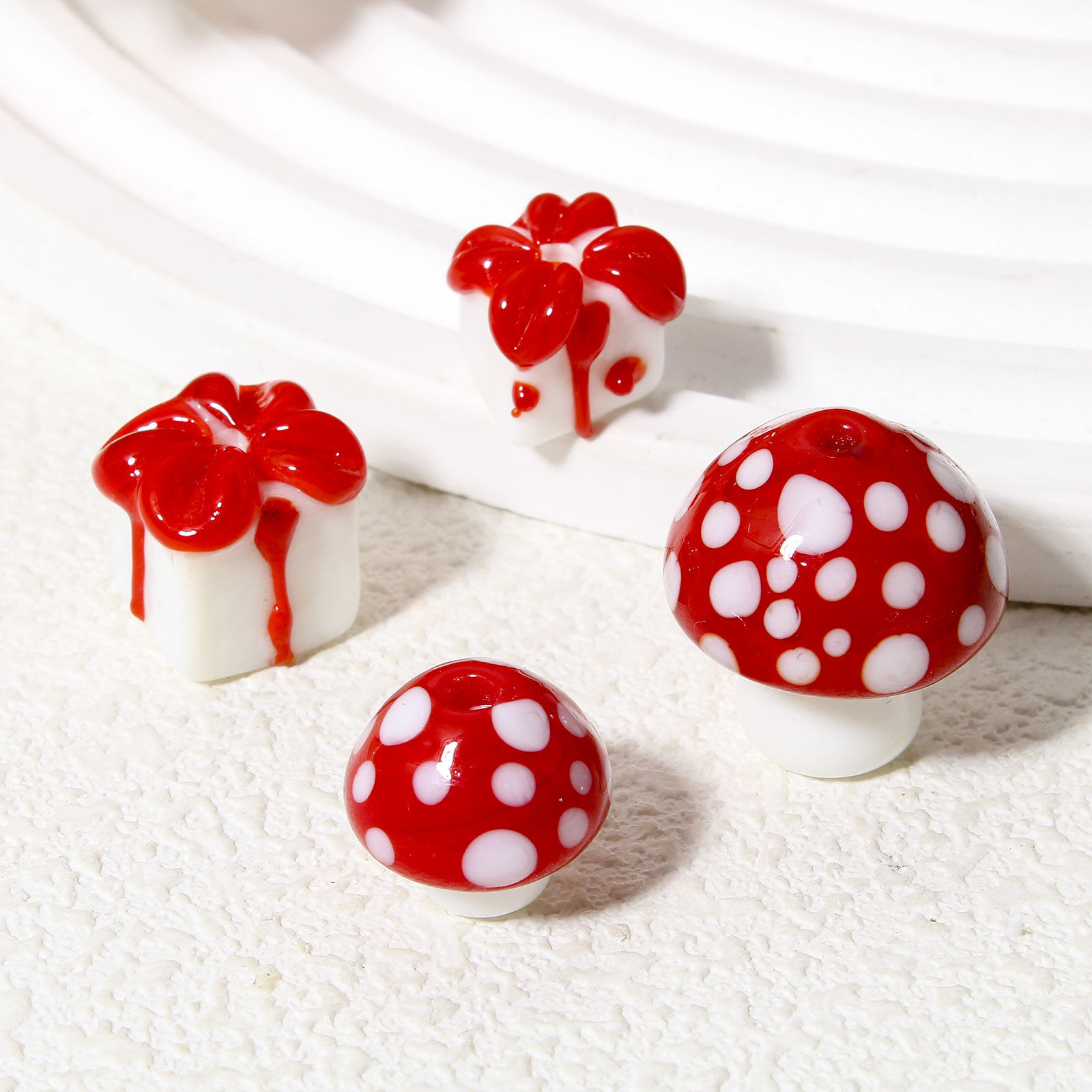 Bild von 2 Stück Muranoglas Perlen für die DIY-Schmuckherstellung Pilz Weiß & Rot 3D