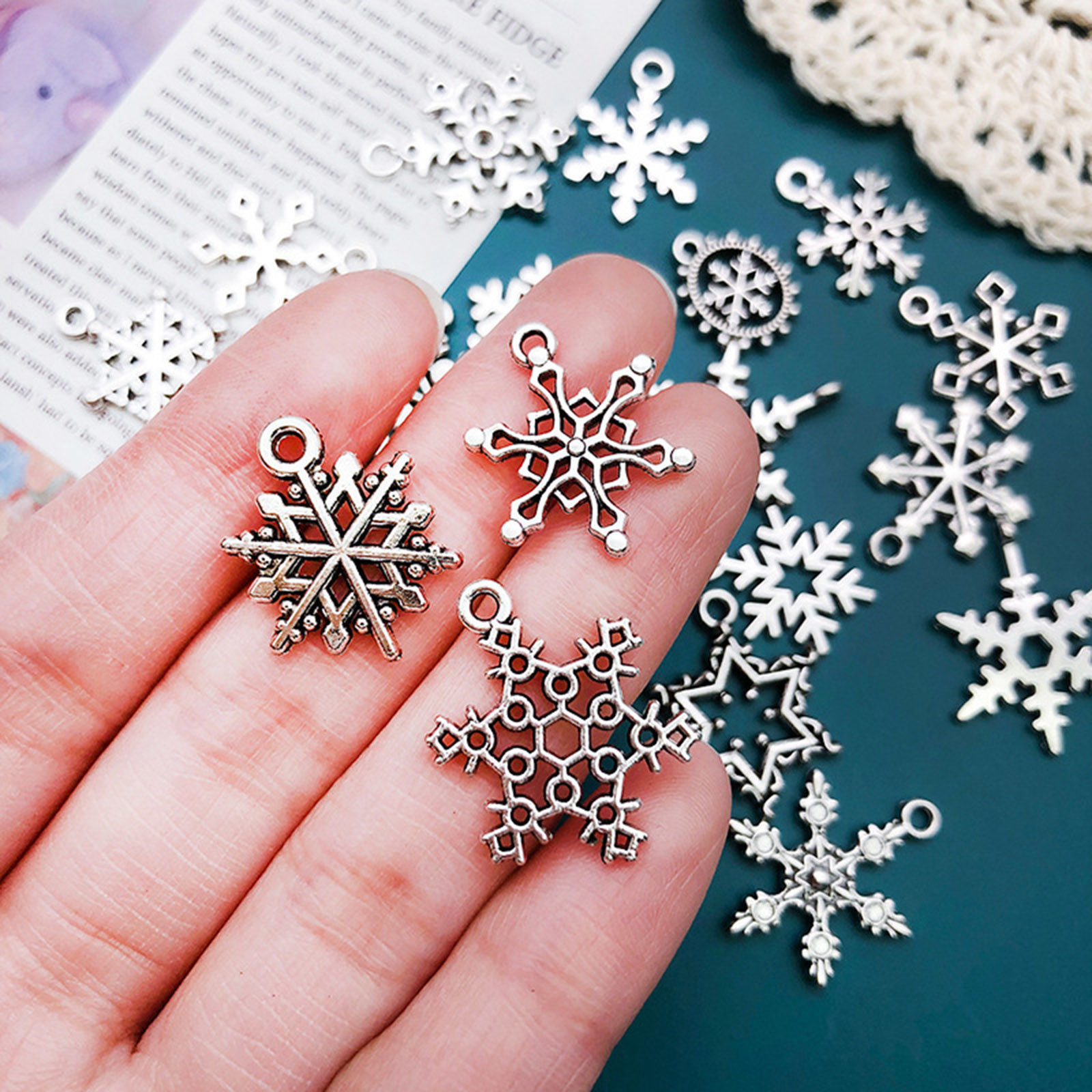 Изображение 50 ШТ Цинковый Сплав Рождество Подвески Античное Серебро Рождественские снежинка
