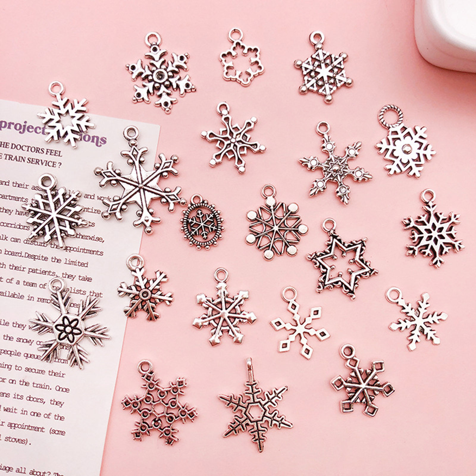 Изображение 50 ШТ Цинковый Сплав Рождество Подвески Античное Серебро Рождественские снежинка