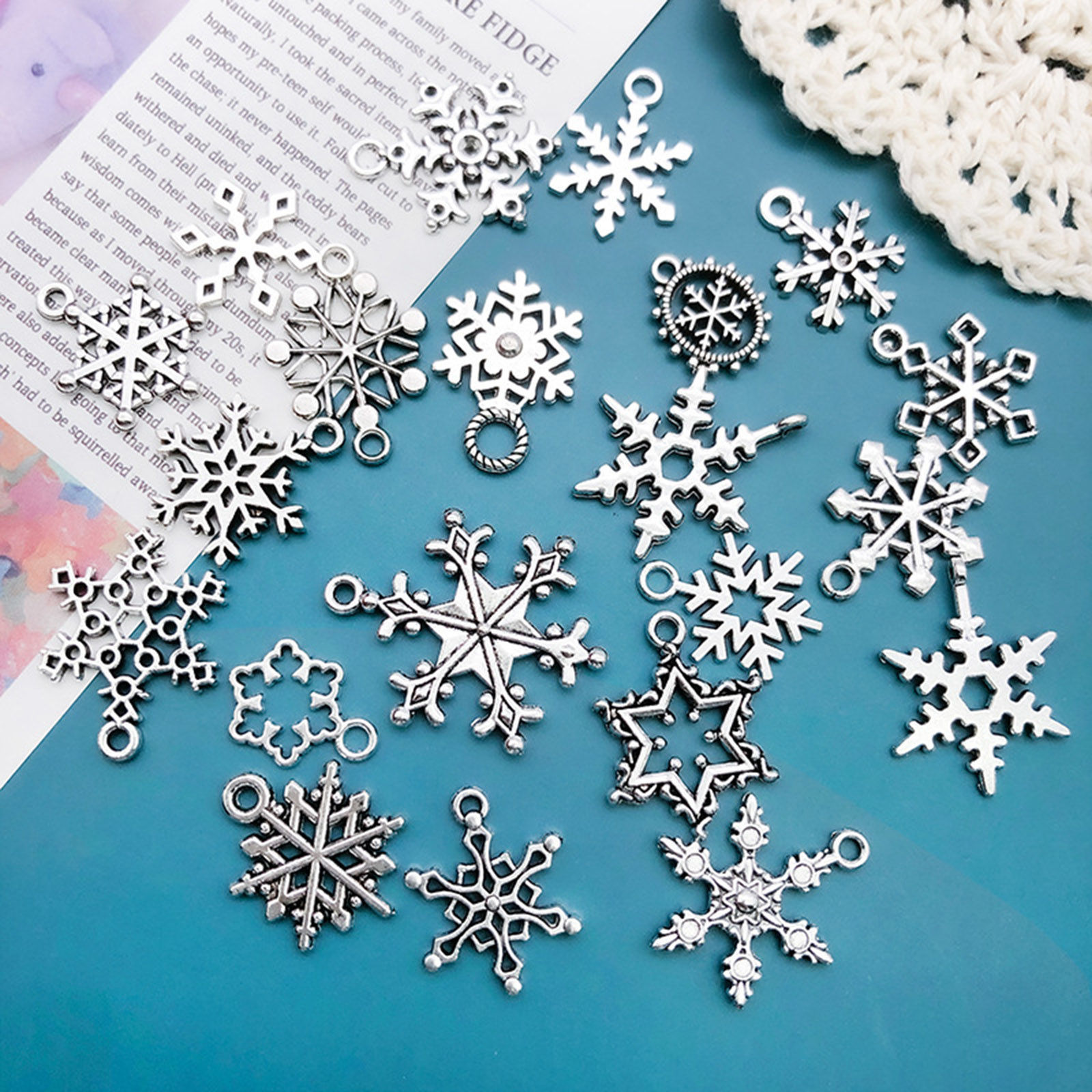 Изображение 50 ШТ Цинковый Сплав Рождество Подвески Античное Серебро Рождественские снежинка