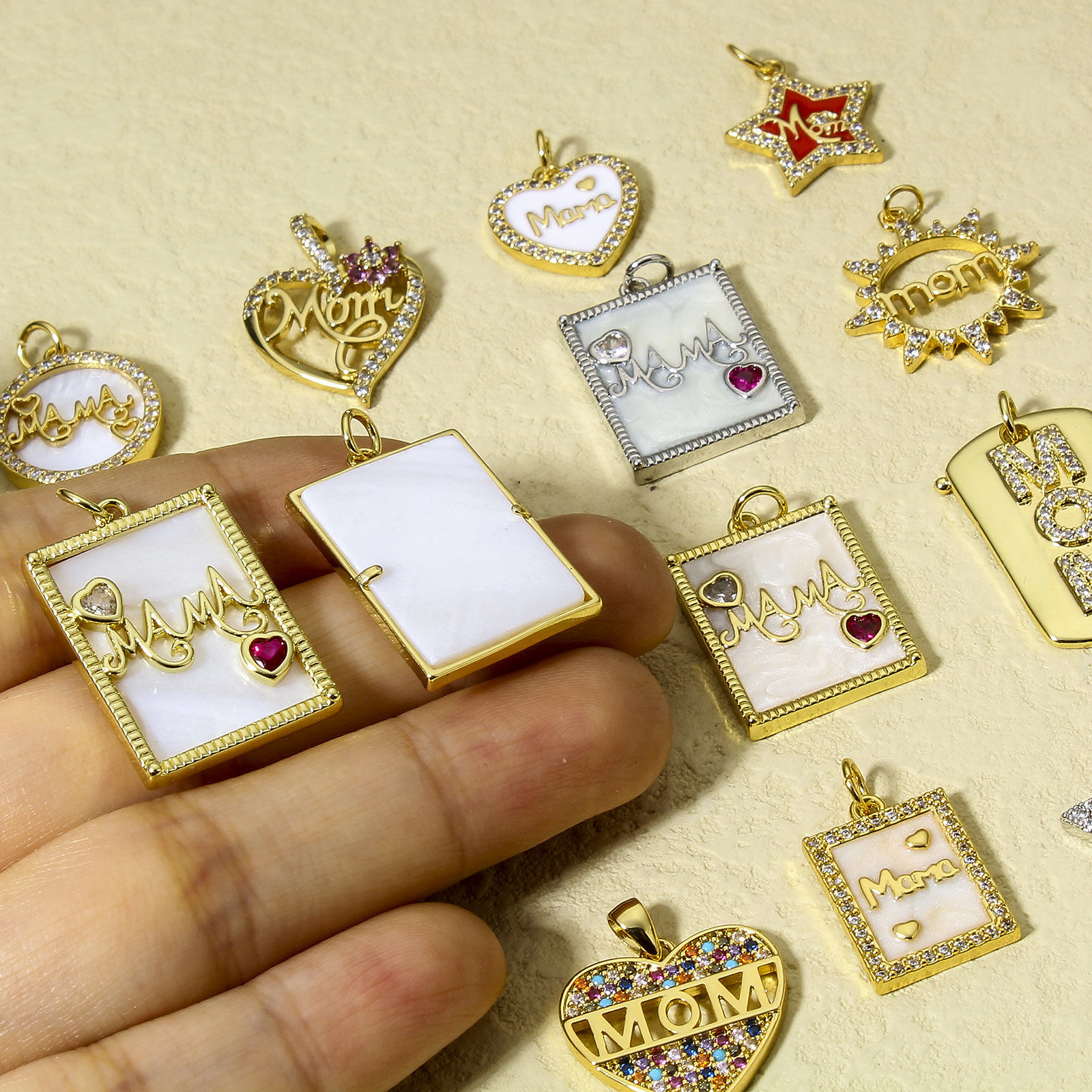 1 個 真鍮 母の日 チャーム リアルゴールドメッキマイクロパヴェ クリアジルコン の画像