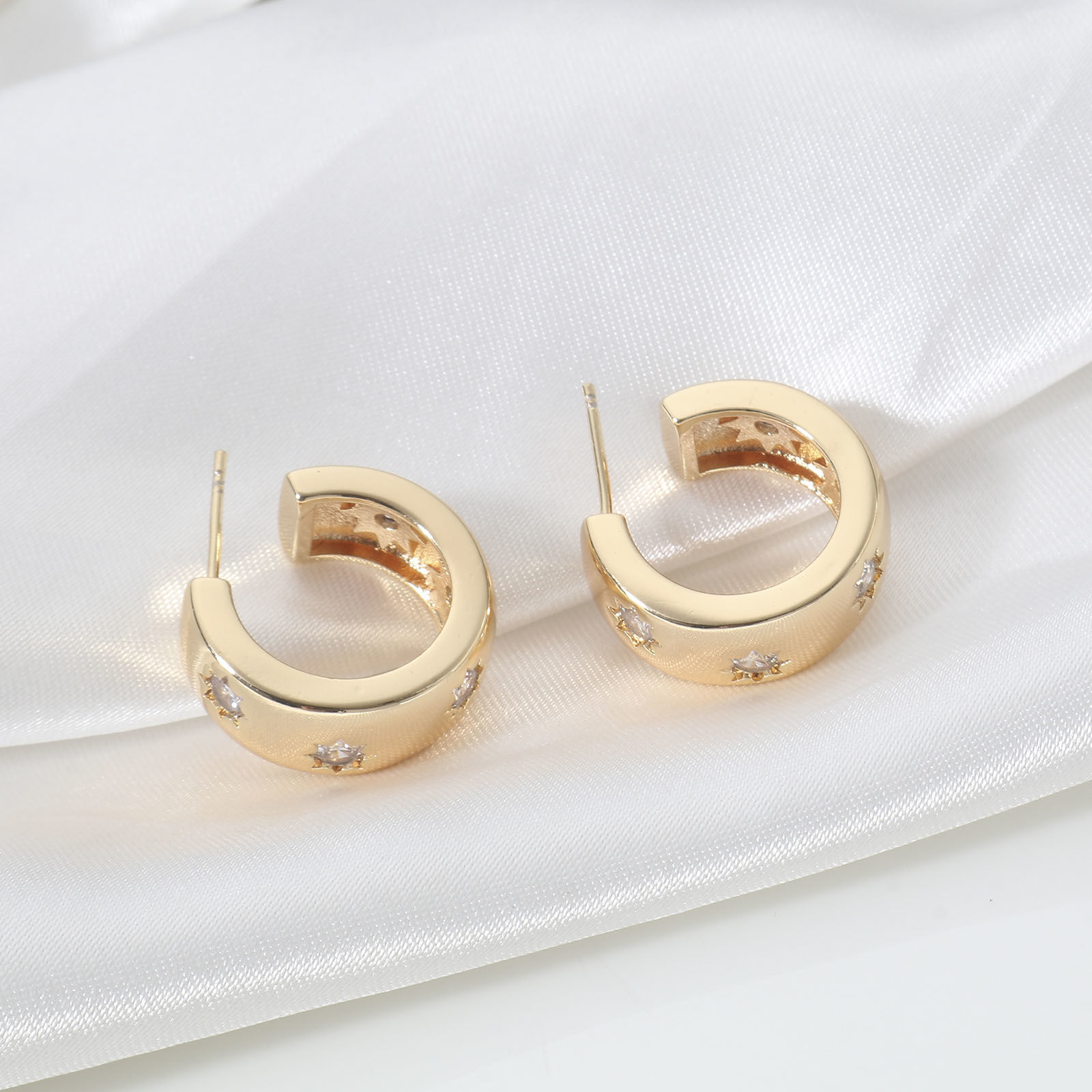 Picture of Eco-friendly Vacuum Plating Stylish Geometric 18K Real Gold Plated Copper Heart Pentagram Star Hoop Earrings Unisex Party