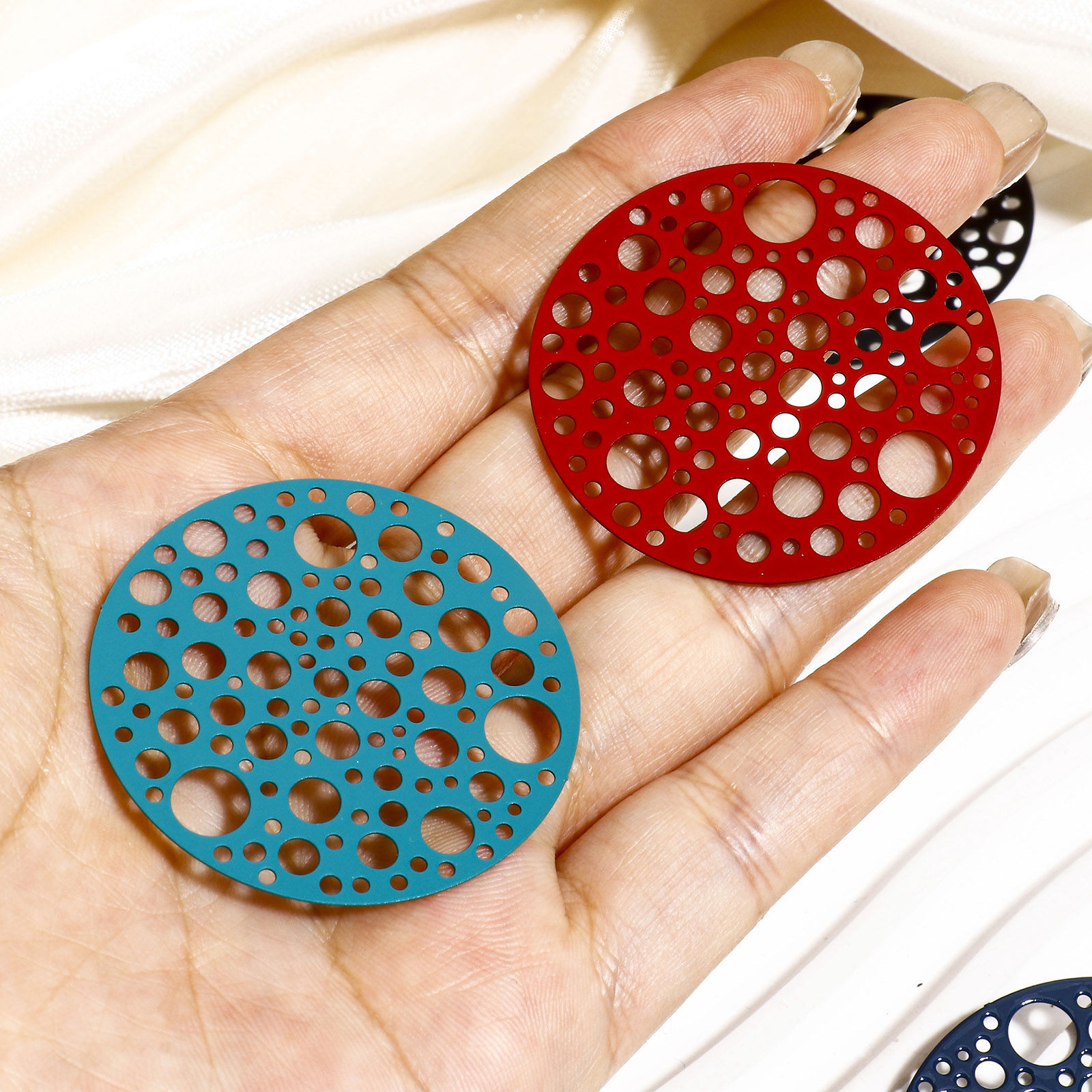 Imagen de 5 Unidades Hierro Filigrana Estampación Conectores Dijes Colgantes Ronda Multicolor Hueco 4cm Dia