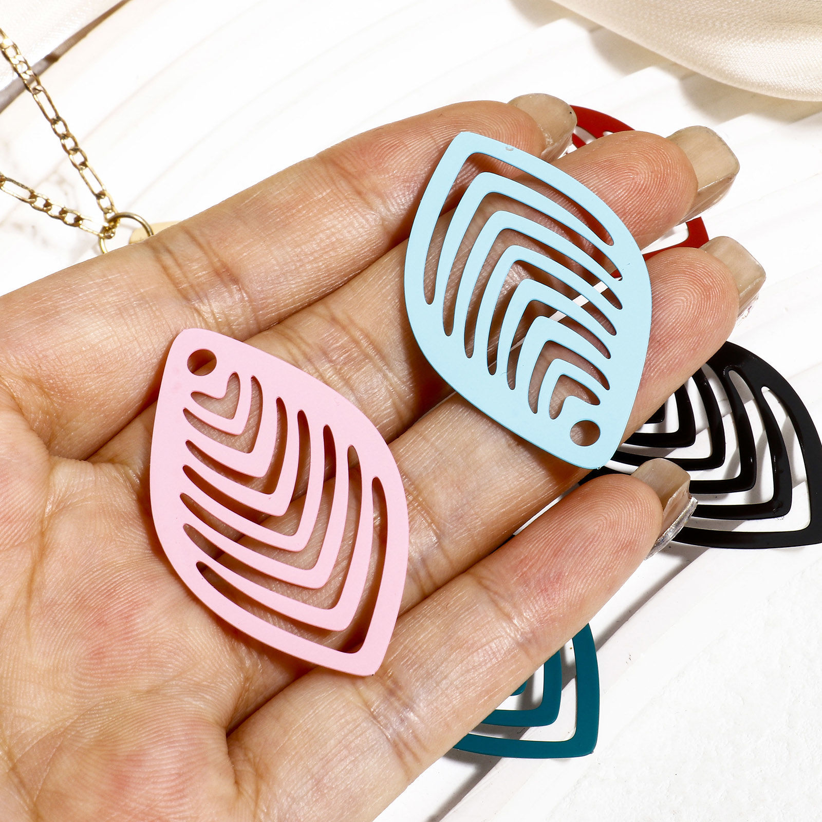 Image de 10 Pcs Pendentifs Estampe en Filigrane en Alliage de Fer Multicolore Feuille Rayées Creux 4.1cm x 2.4cm