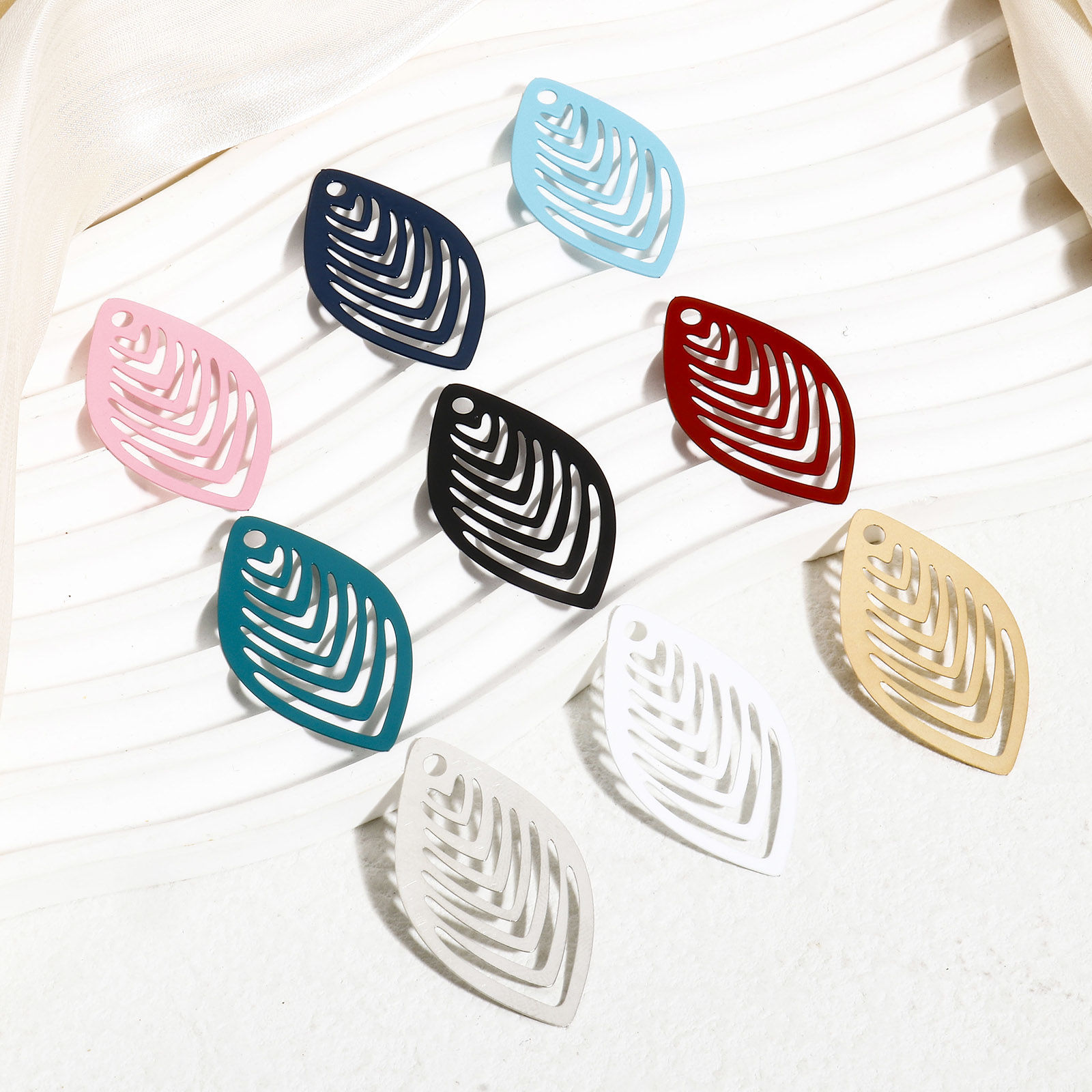 Image de 10 Pcs Pendentifs Estampe en Filigrane en Alliage de Fer Multicolore Feuille Rayées Creux 4.1cm x 2.4cm