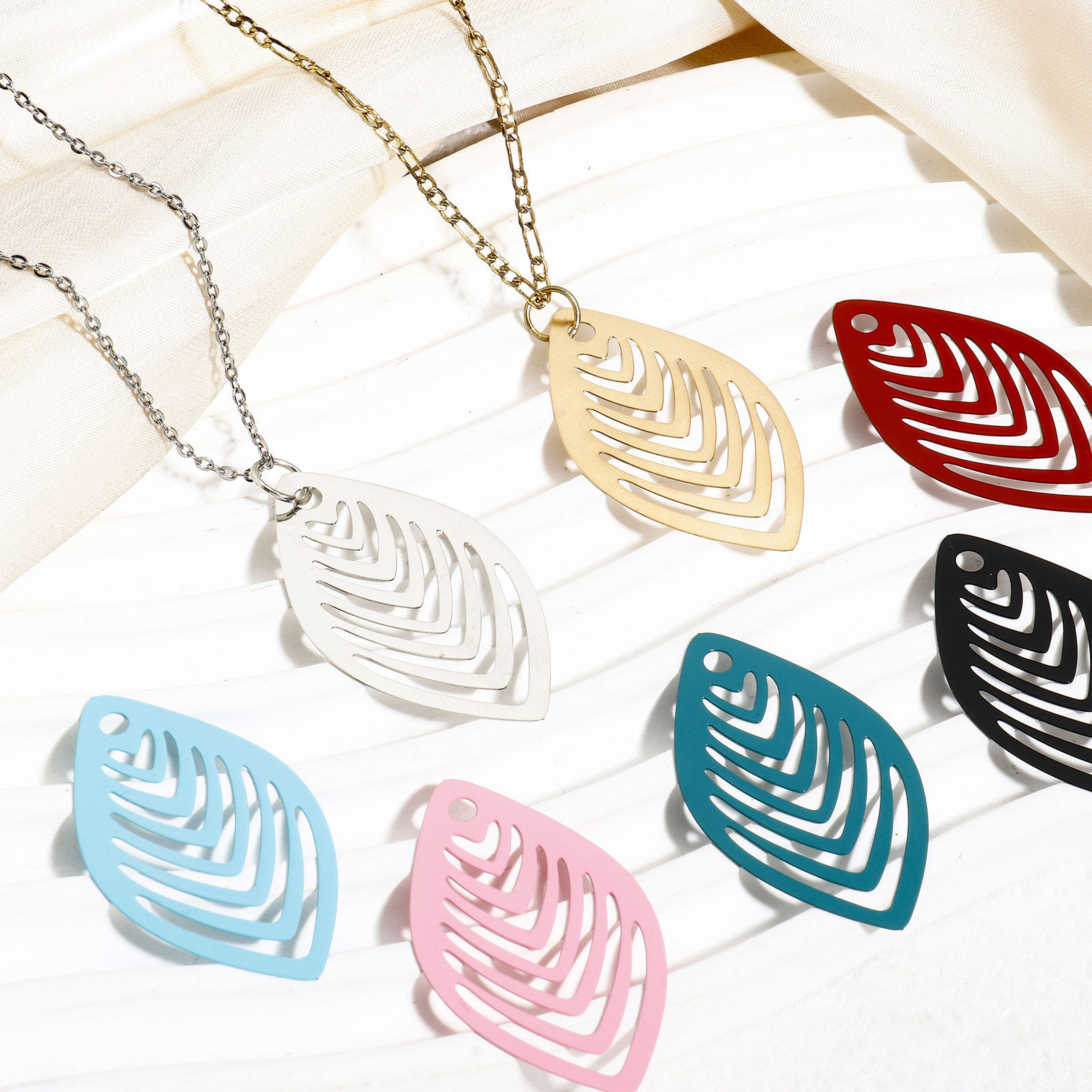 Image de 10 Pcs Pendentifs Estampe en Filigrane en Alliage de Fer Multicolore Feuille Rayées Creux 4.1cm x 2.4cm