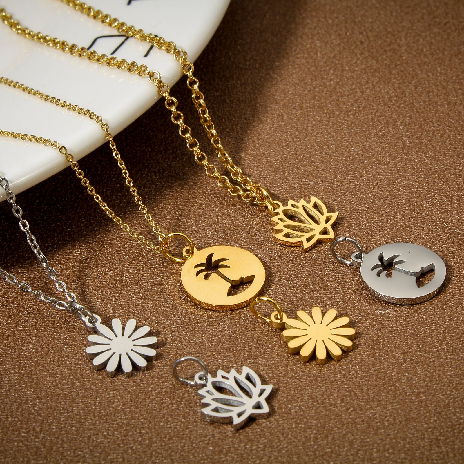 Image de 1 Pièce Breloques en 304 Acier Inoxydable Respectueux de la Nature Style Pastoral Fleur de Lotus Multicolore Creux