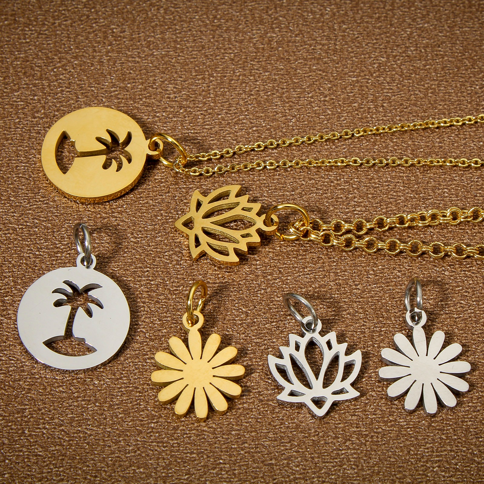 Image de 1 Pièce Breloques en 304 Acier Inoxydable Respectueux de la Nature Style Pastoral Fleur de Lotus Multicolore Creux