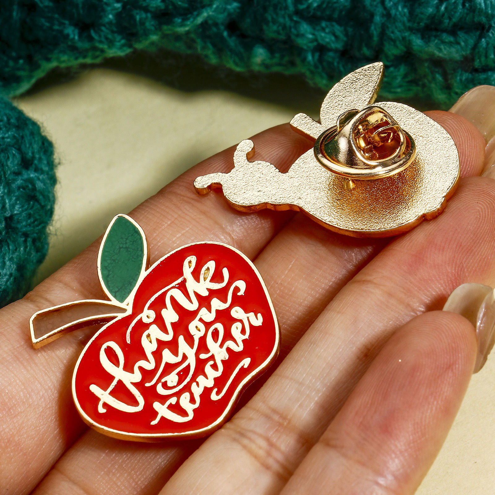 Image de 5 Pcs Broche Epingle en Alliage de Zinc Bijoux d'Ecole Pomme Doré Rouge Émail