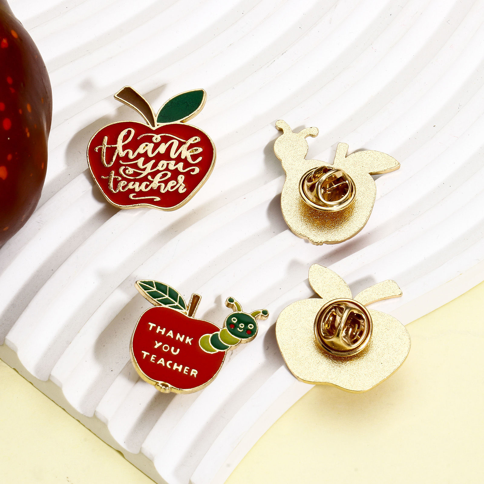 Image de 5 Pcs Broche Epingle en Alliage de Zinc Bijoux d'Ecole Pomme Doré Rouge Émail