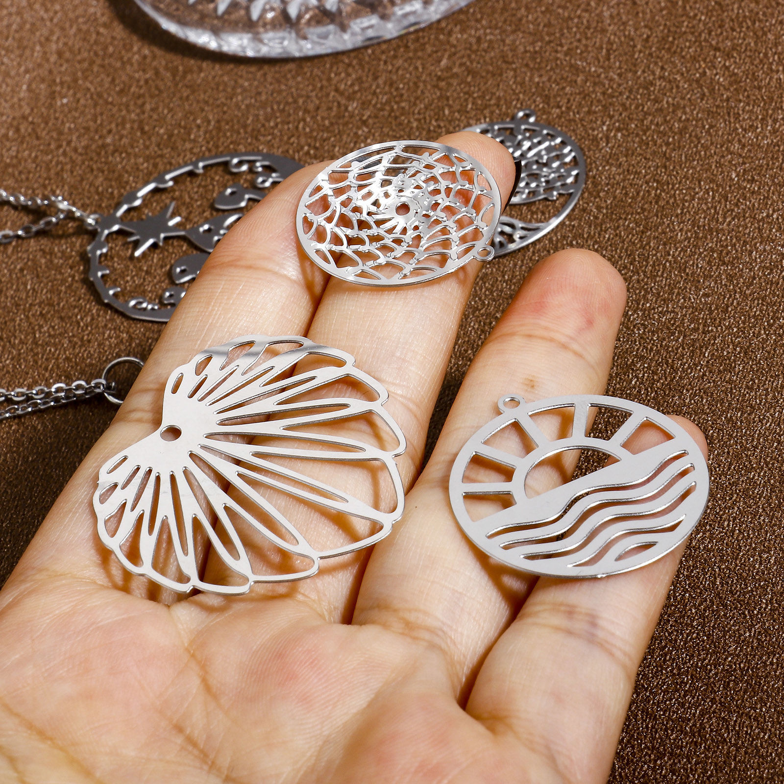 Image de 5 Pcs Breloques en 304 Acier Inoxydable Argent Mat Fleurs Creuses Estampe en Filigrane