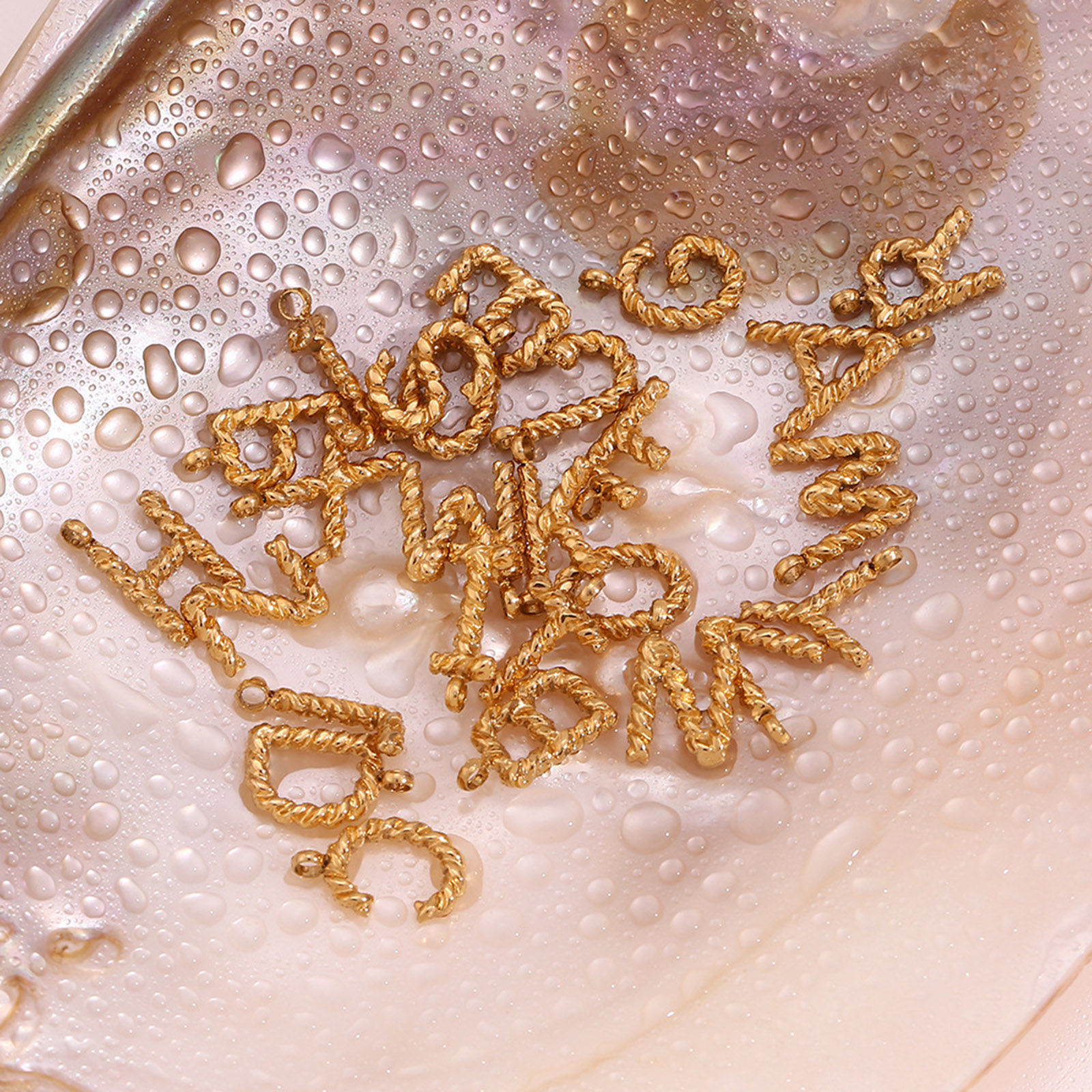 Image de 1 Pièce Breloques en 316 Acier Inoxydable Mini Lettre Plaqué Or 18K Gravé Mots" A-Z " Tordu 15.2mm x 11.7mm