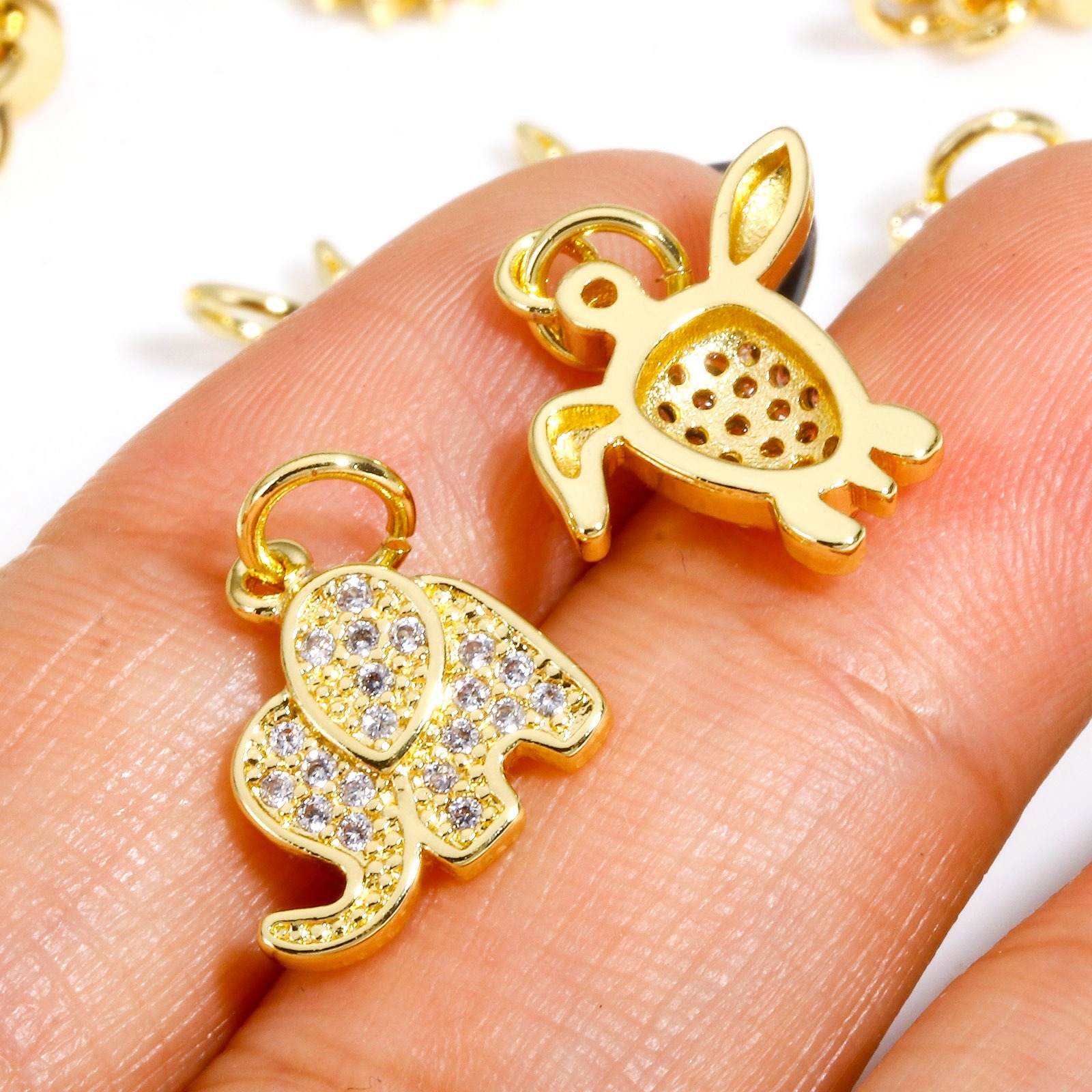 Bild von 2 Stück Messing Charms 18K Gold plattiert Sonne Insekt Klar Zirkonia