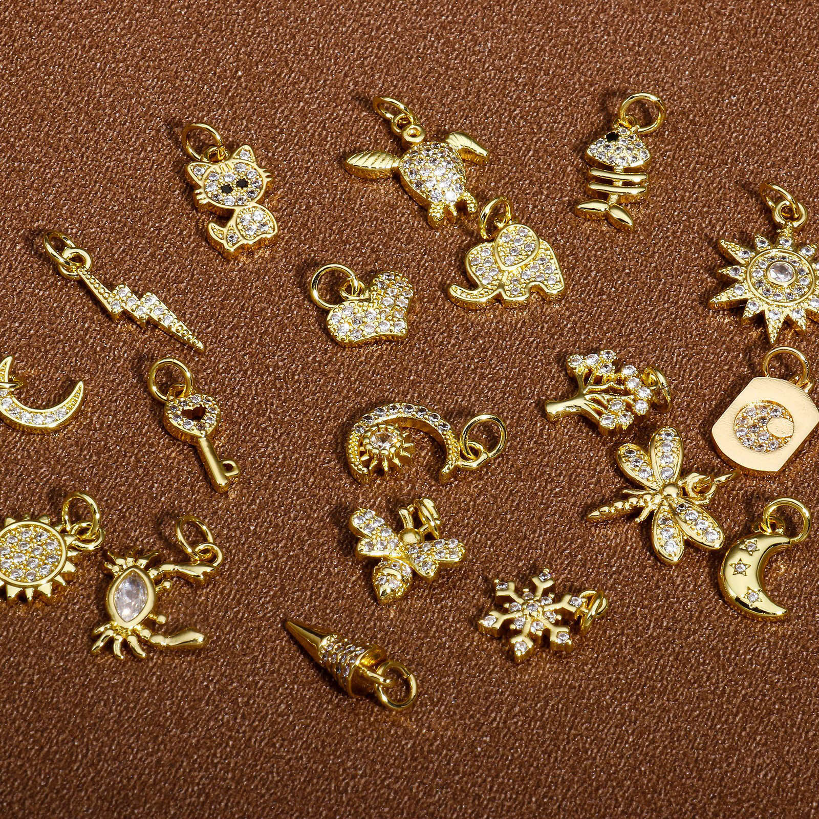 Bild von 2 Stück Messing Charms 18K Gold plattiert Sonne Insekt Klar Zirkonia