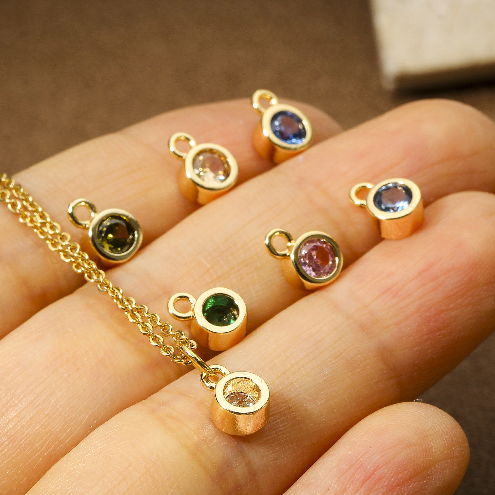 Imagen de 2 Unidades Latón piedra del zodíaco Colgantes Charms Ronda 18K Oro Real Chapado Multicolor Circón Artificial 8mm x 5.5mm