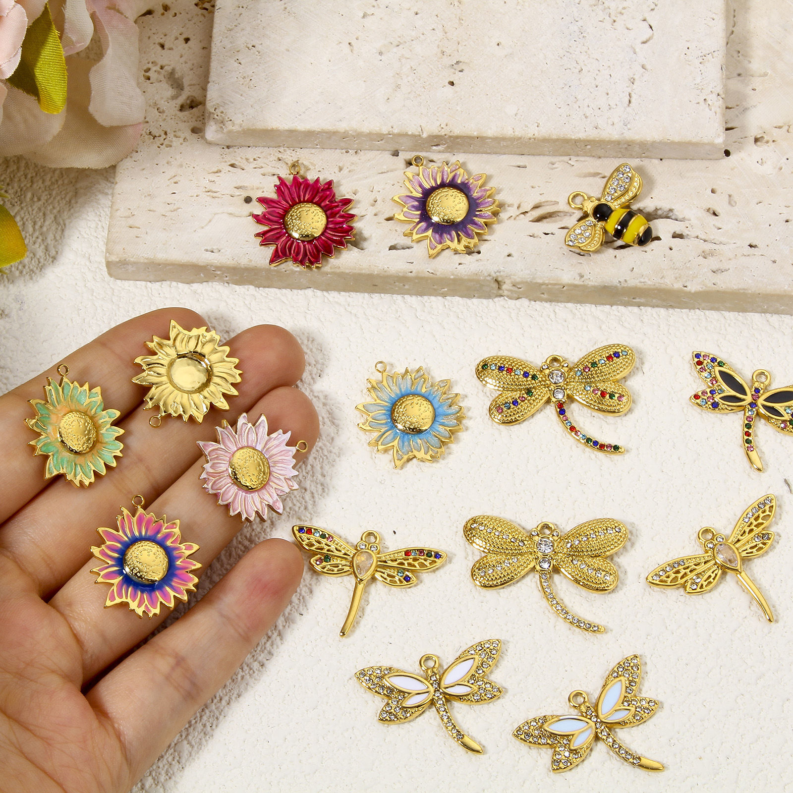 Bild von 1 Stück Umweltfreundlich 304 Edelstahl Pastoraler Stil Charms Biene Vergoldet Bunt Sonnenblume Emaille Transparent Strass