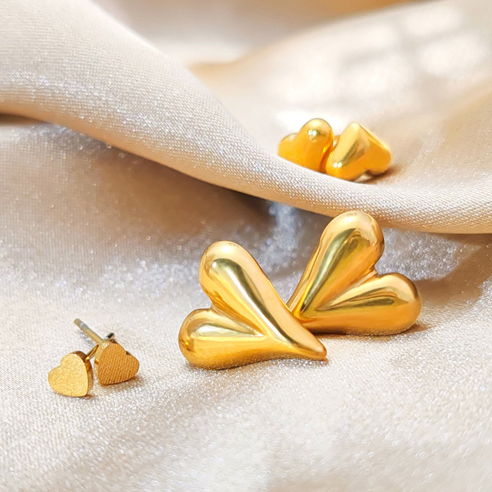 Изображение 1 Пара вакуумное покрытие Простой & повседневный День святого Валентина Разноцветный 304 Нержавеющая Сталь Сердце Гладкая поверхность Серьги Шпильки Для женщин День Святого Валентина