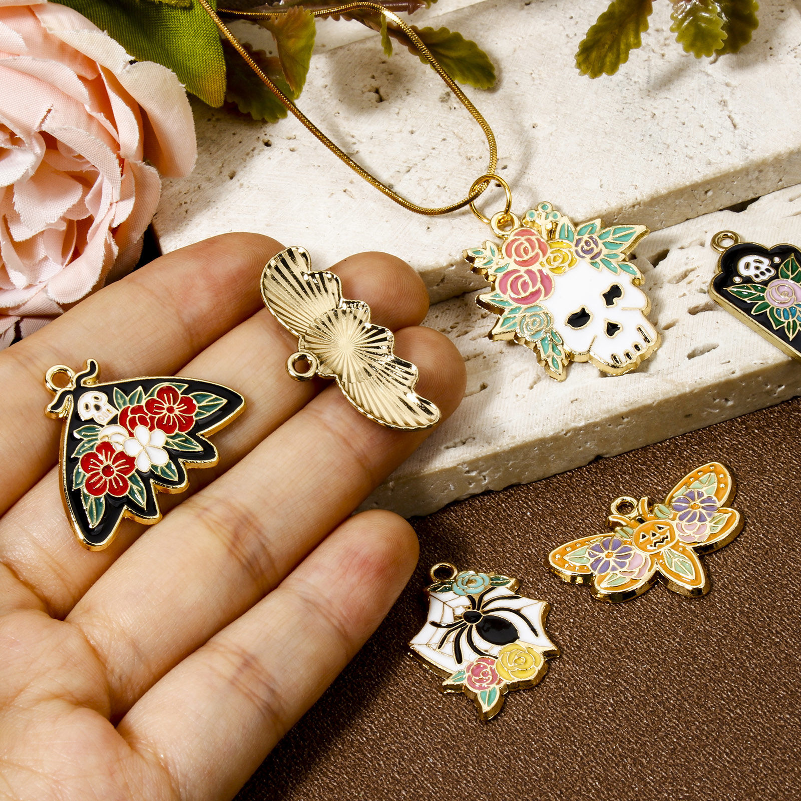10 個 亜鉛合金 ハロウィン チャーム 金メッキ 多色 スケルトンスカル 花彫刻 エナメル の画像