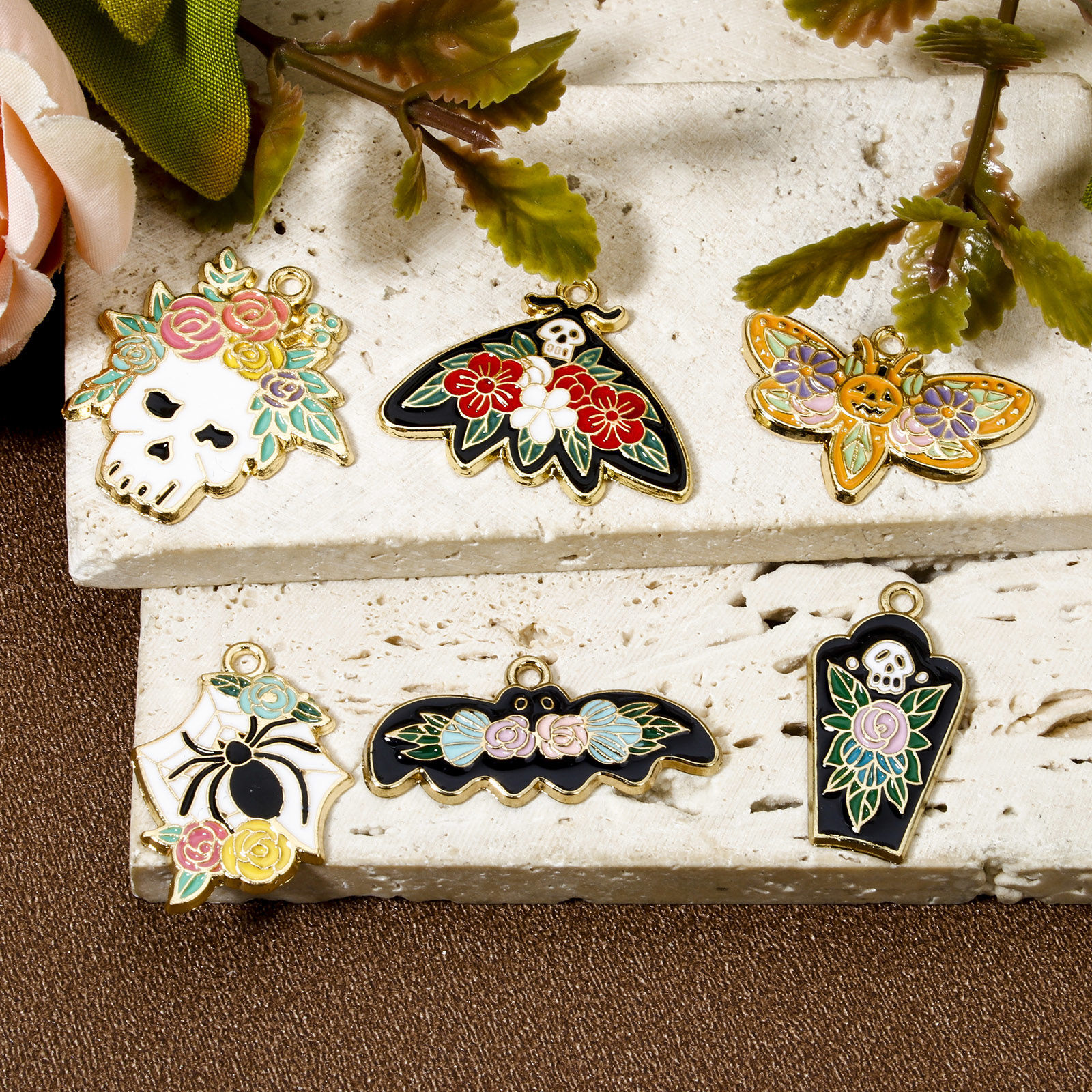 10 個 亜鉛合金 ハロウィン チャーム 金メッキ 多色 スケルトンスカル 花彫刻 エナメル の画像