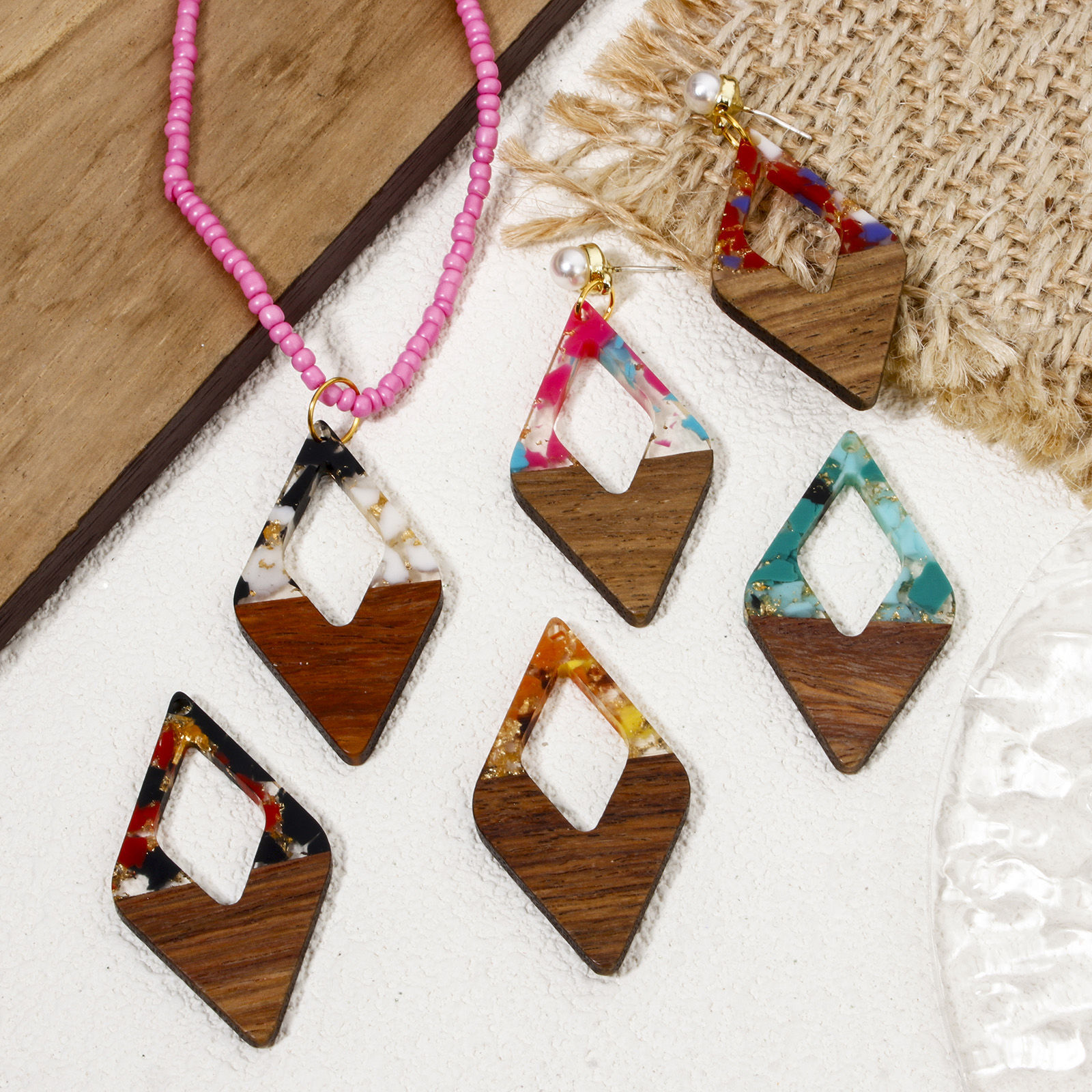 Imagen de 2 Unidades Madera+Resina Resina de Efecto Madera Colgantes Multicolor Diamond Astillas de Grava 4.8cm x 2.6cm