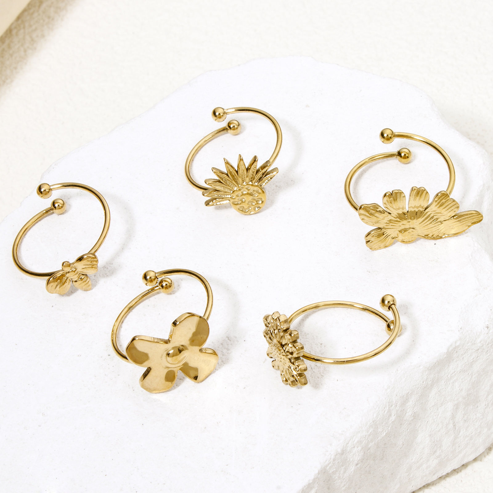 Изображение 1 ШТ вакуумное покрытие 304 Нержавеющая Сталь Открытые Регулируемые Кольца 18K позолоченный Цветок Листья 17.7мм(Американский Размер 7.5)