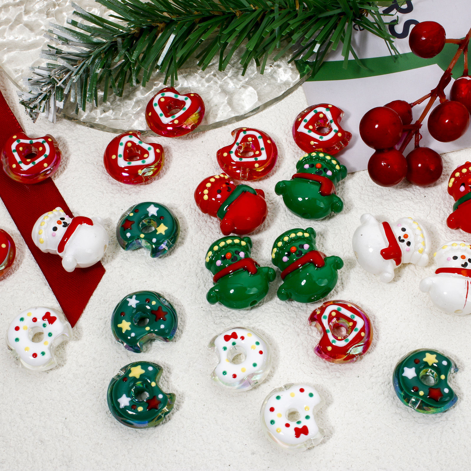 Image de 5 Pcs Perles pour DIY Fabrication de Bijoux en Acrylique Couleur Mélangée Au Hasard Bonhomme de Neige de Noël Émail