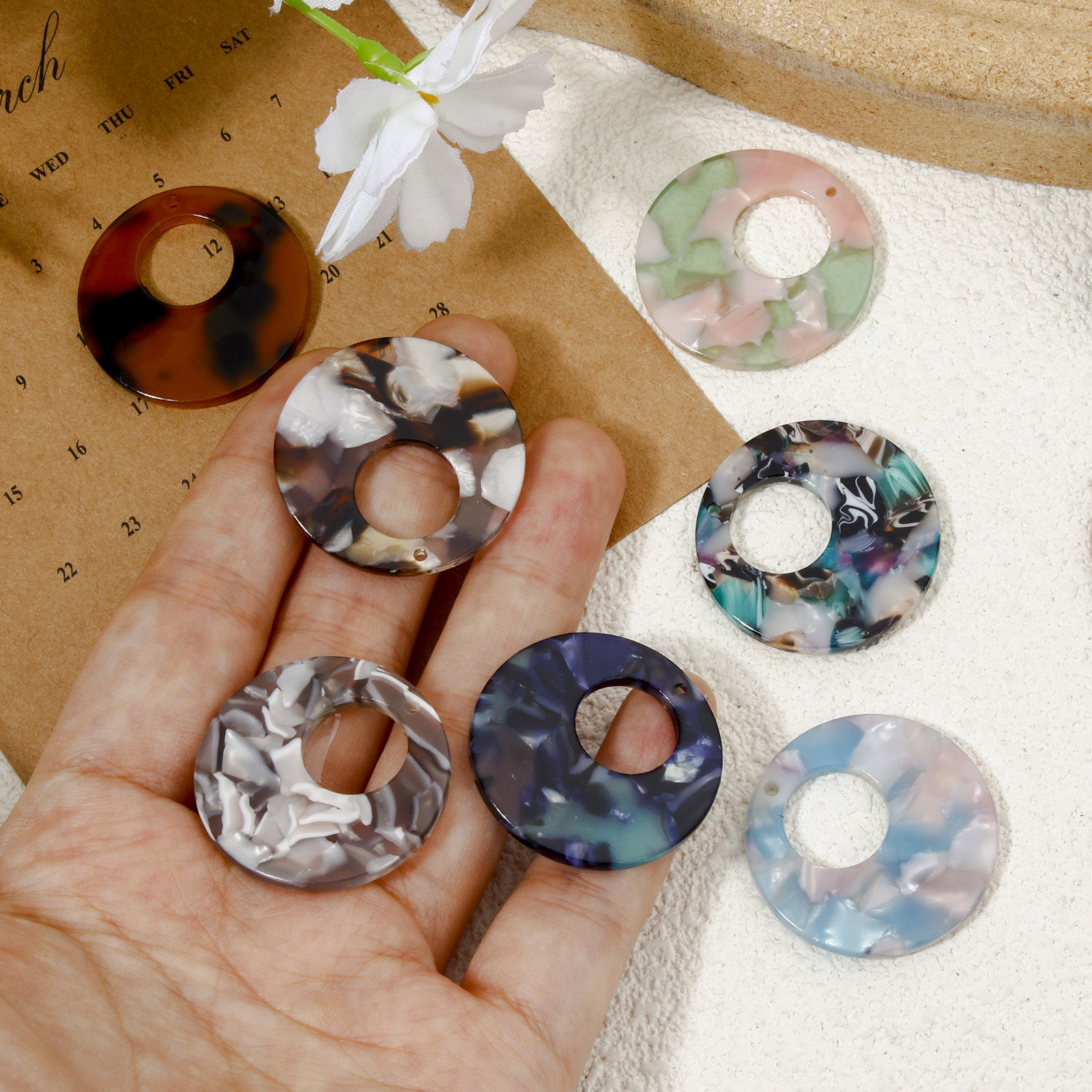 Изображение 5 ШТ Акриловые Серия уксусной кислоты Подвески Круглые Разноцветный ажурная резьба 3см диаметр