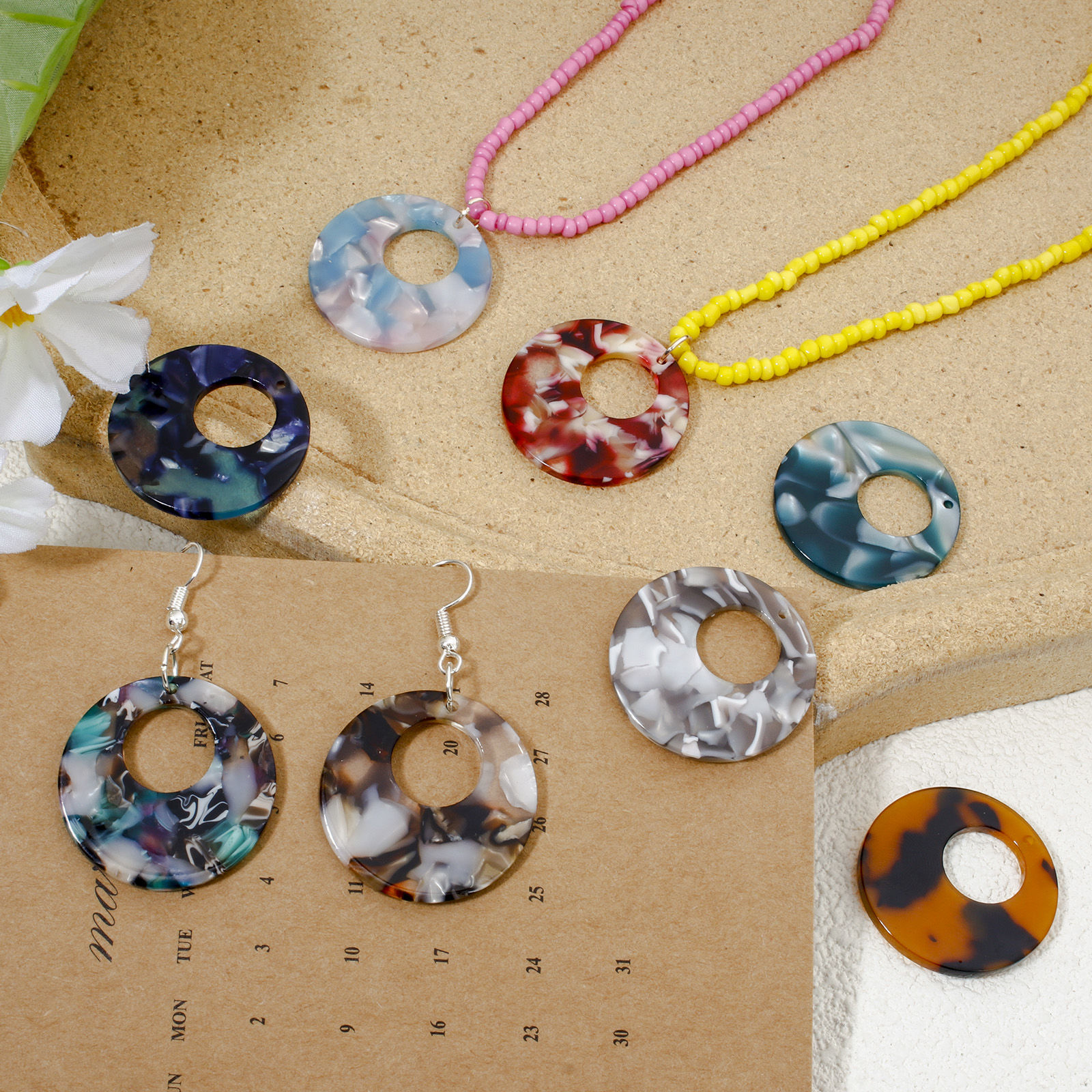 Изображение 5 ШТ Акриловые Серия уксусной кислоты Подвески Круглые Разноцветный ажурная резьба 3см диаметр