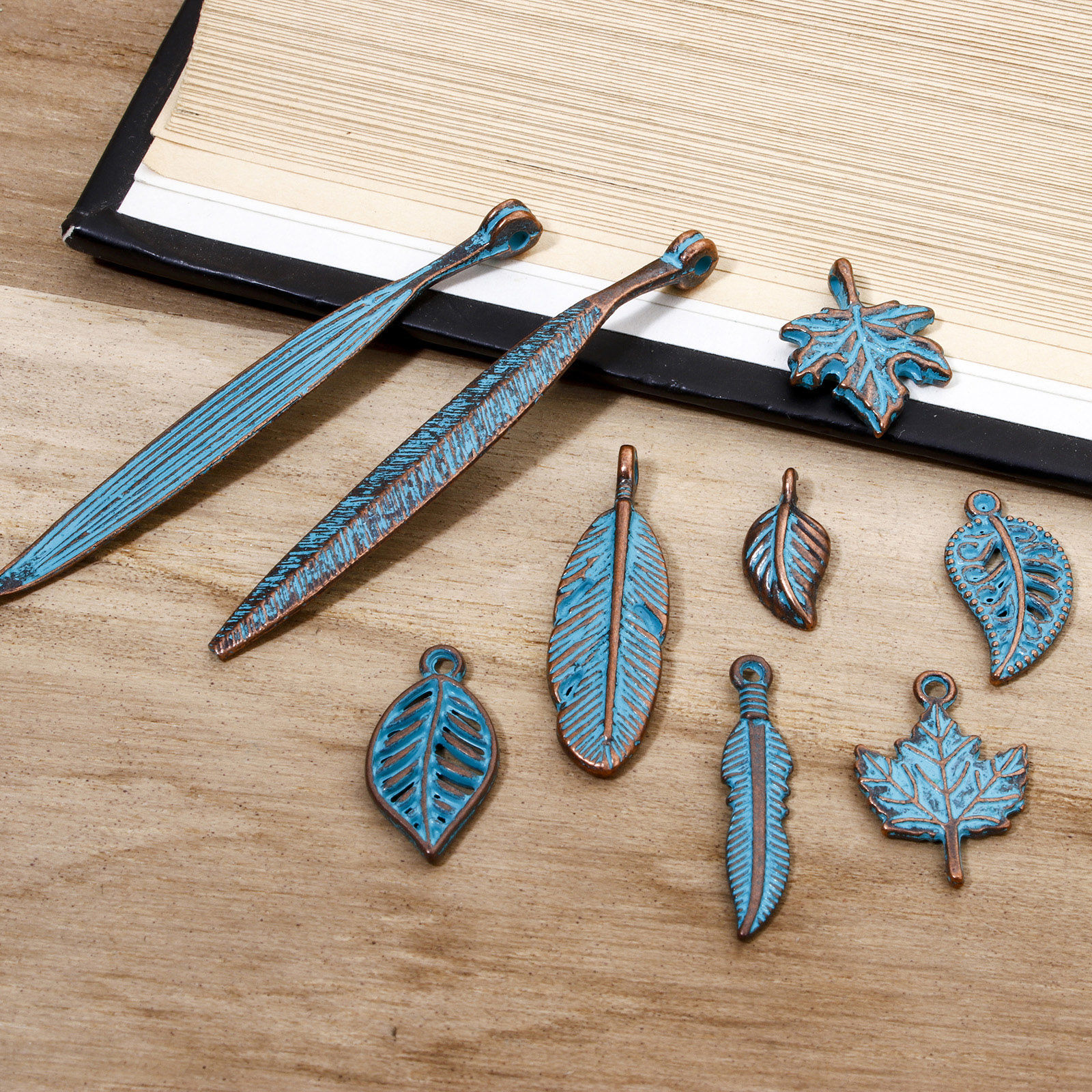 Image de 50 Pcs Breloques Patine en Alliage de Zinc Cuivre Rouge Antique Bleu Feuille Plumes