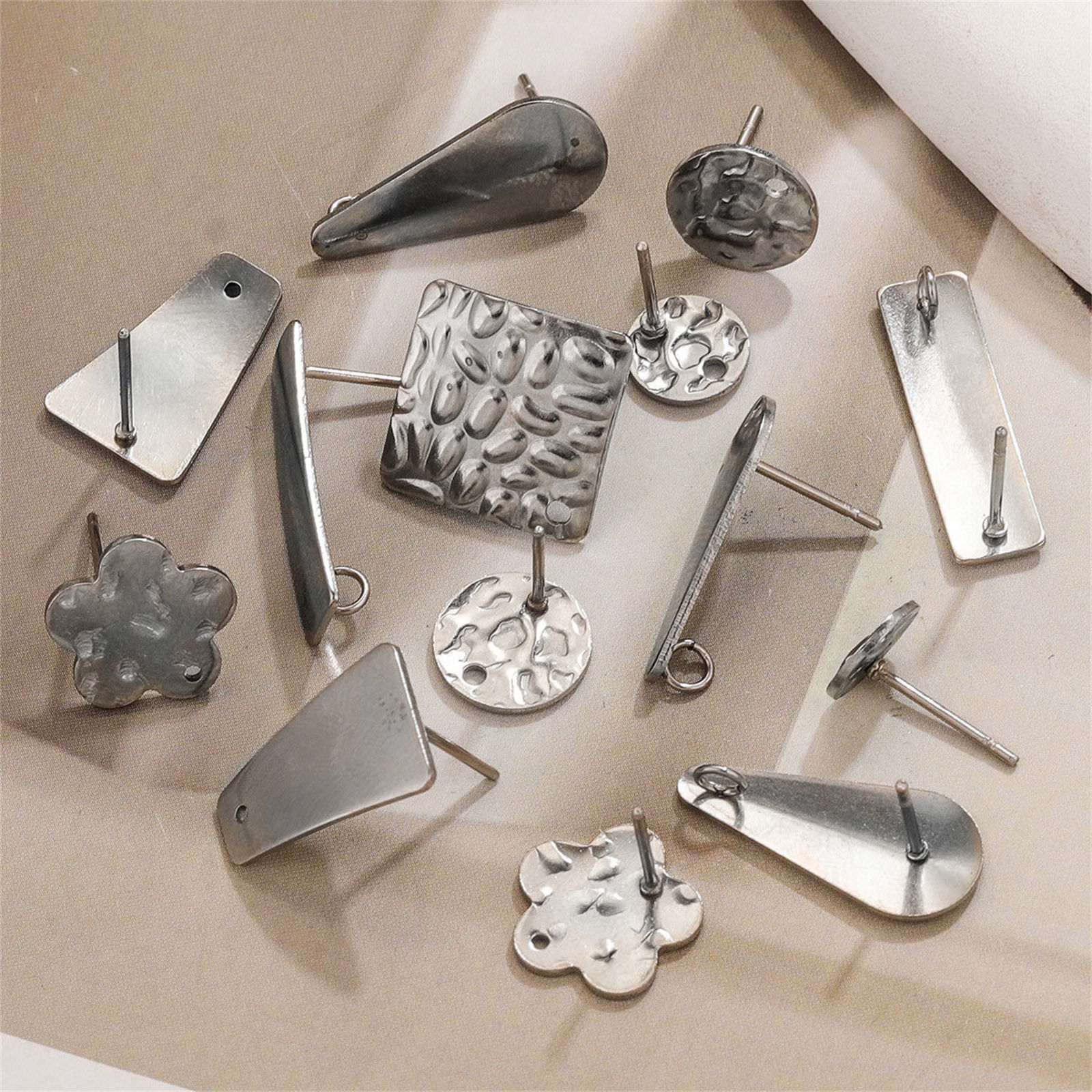 Изображение 20 ШТ 304 Нержавеющая Сталь Серьги-гвоздики для ушей с петлевыми соединителями Аксессуары геометрический Серебряный Тон Сообщение / провод (20 калибров)