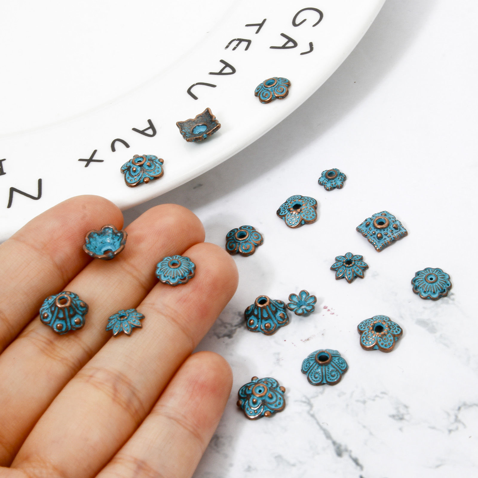 Imagen de 100 Unidades Zamak Patina Tapón de cuentas Flor Óxidos de Cobre Verde Azul